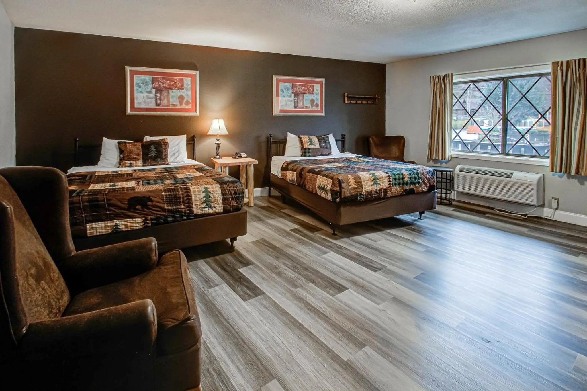 Standard Double Room with Two Queen Beds in Brookside Lodge