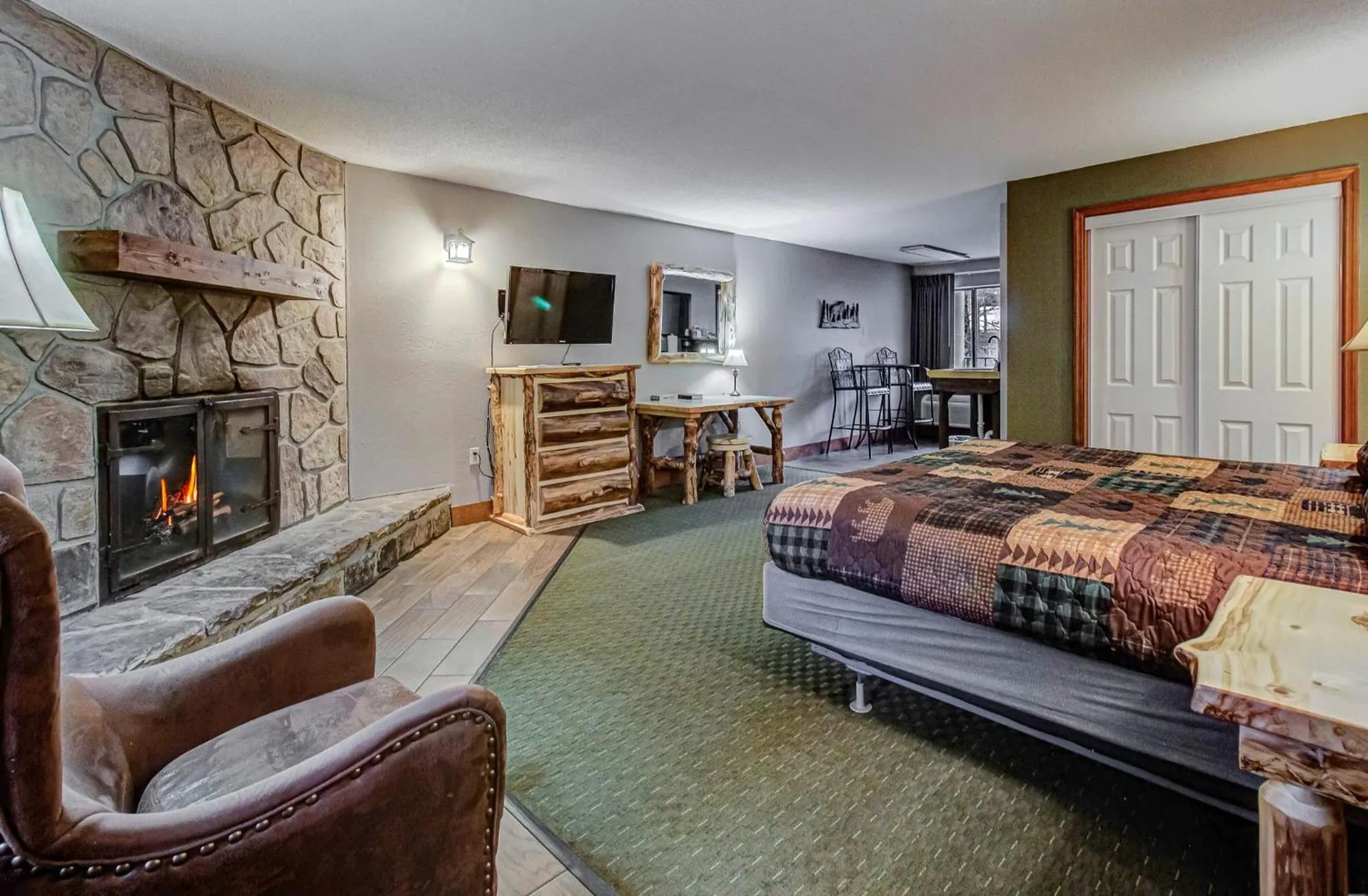 Honeymoon Suite in Brookside Lodge