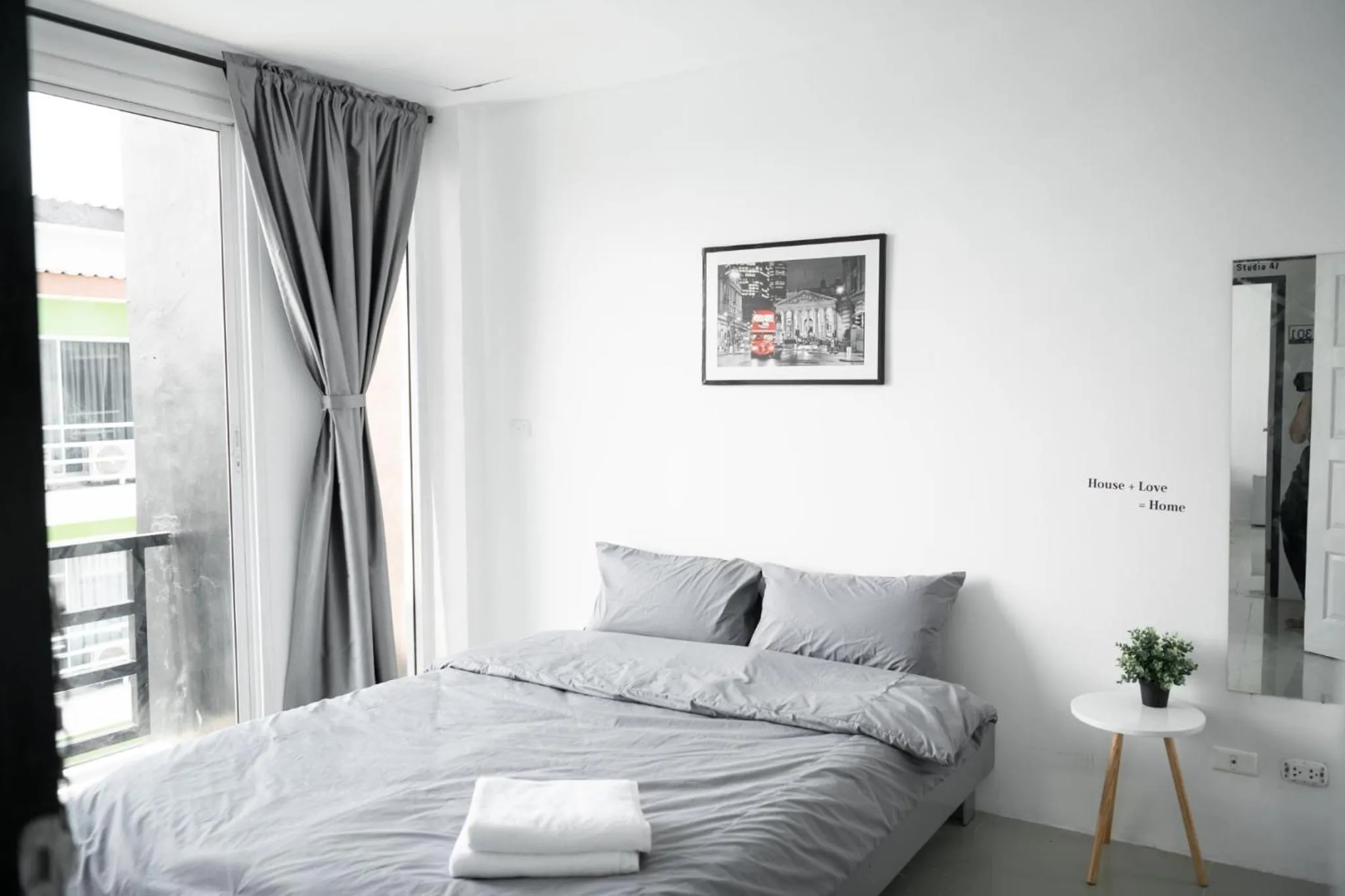 Queen Room with Balcony in Studio 41 Salaya-Sai4