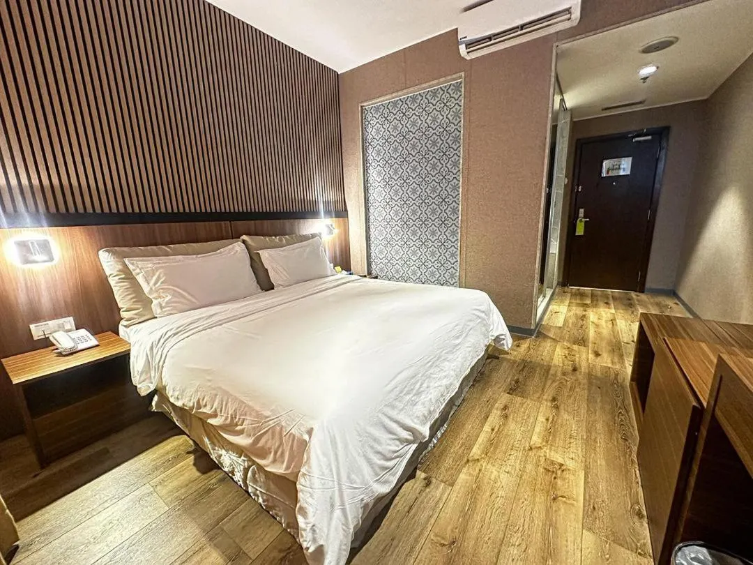 Deluxe King Room in Pine Tree Hotel