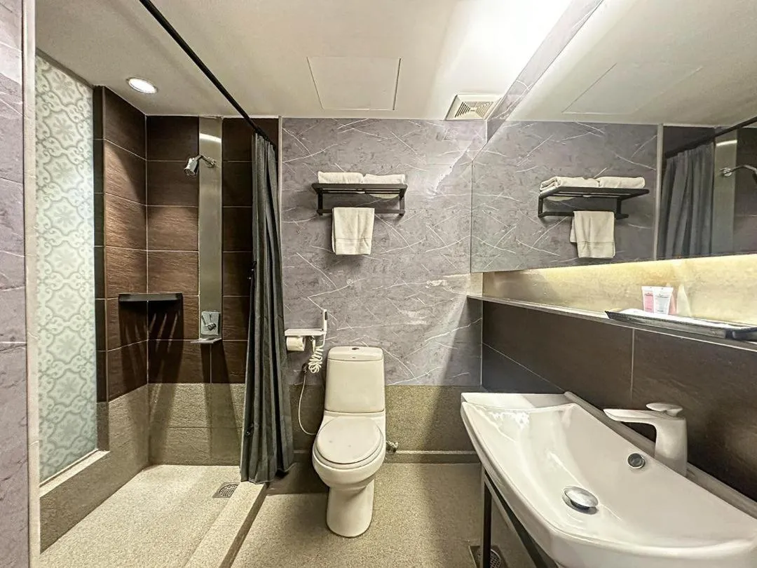 Superior King Room (No Window) in Pine Tree Hotel