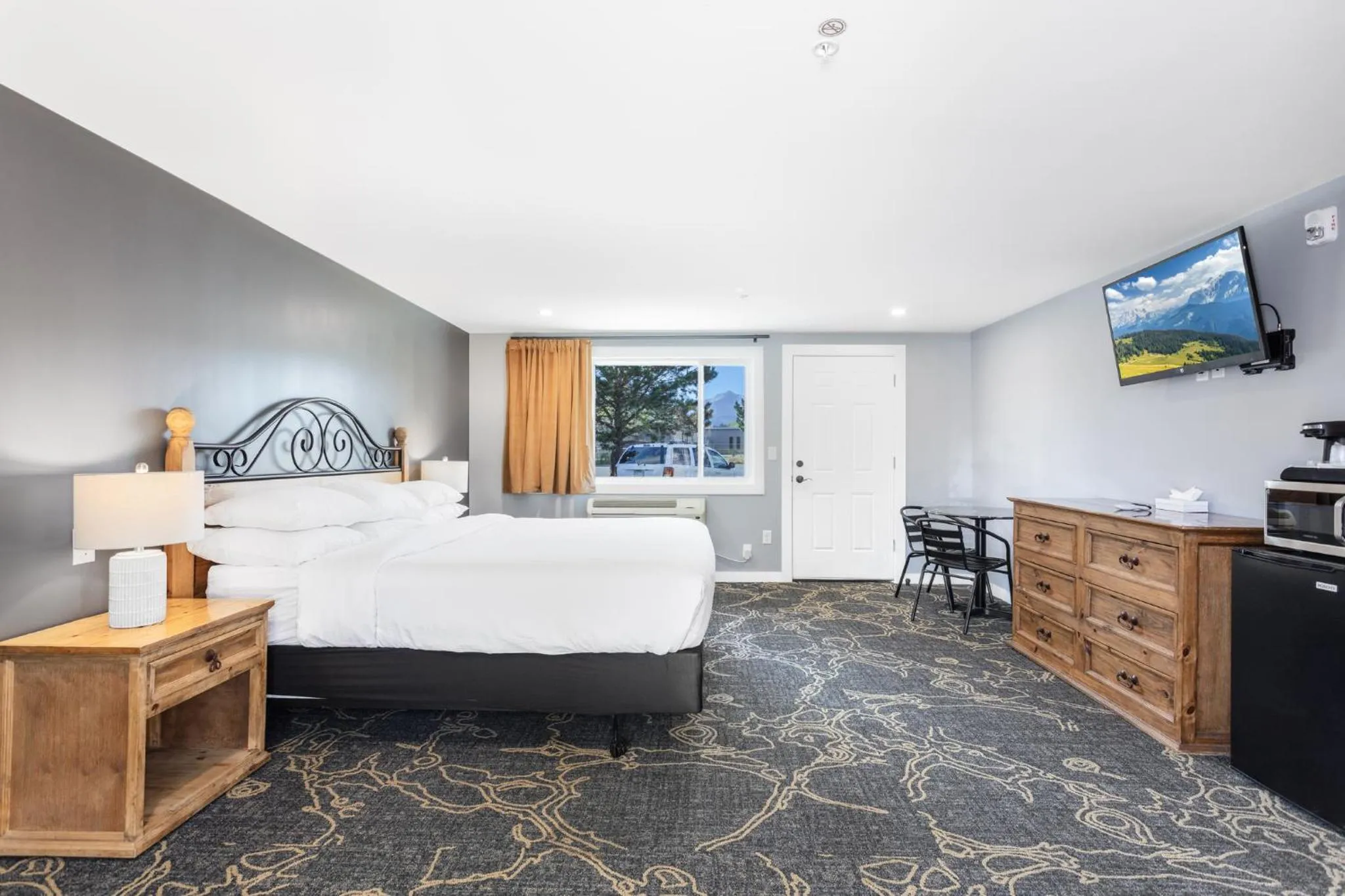 Deluxe King Room in Discovery Lodge