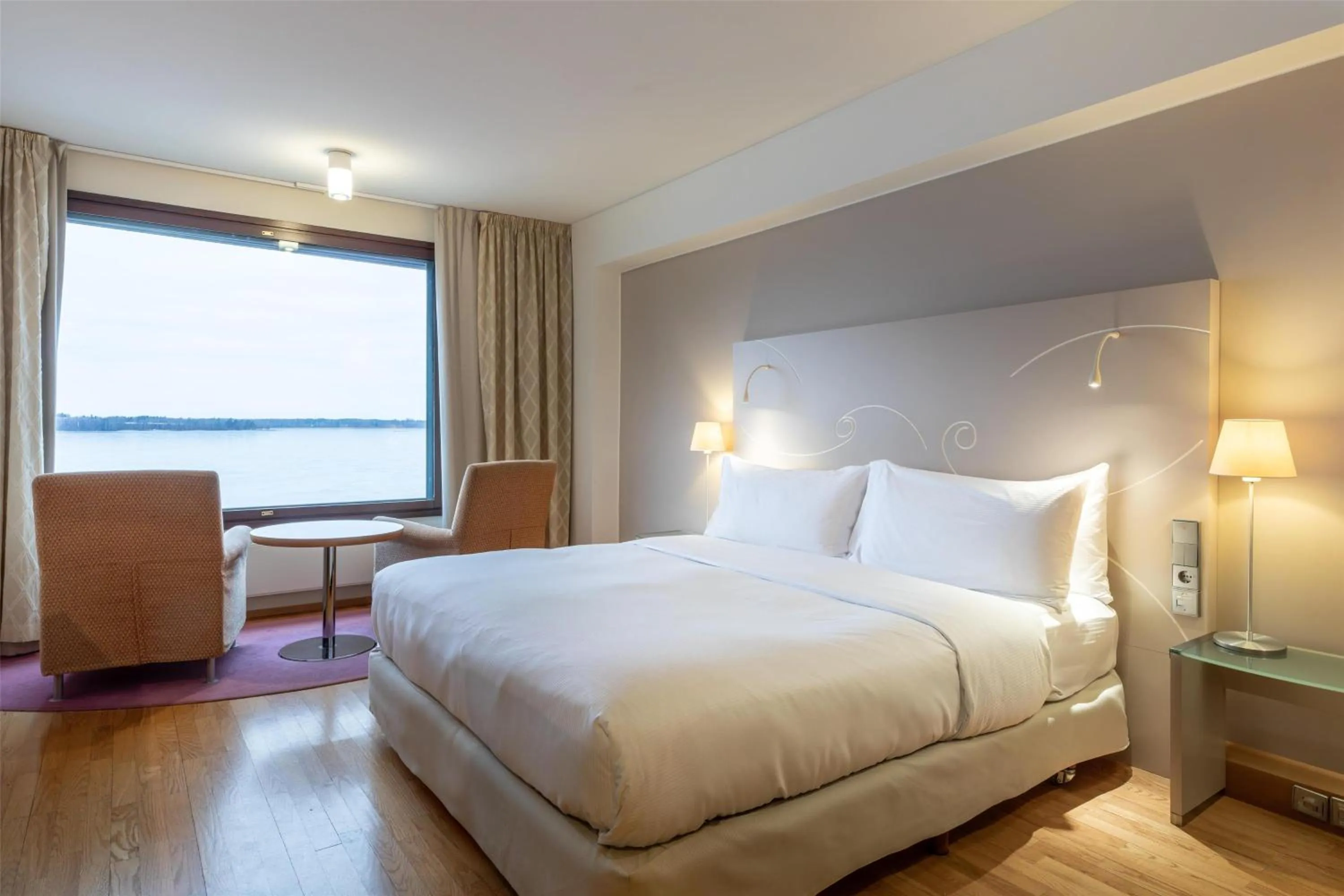Deluxe King Room with Sea View in Hilton Helsinki Kalastajatorppa