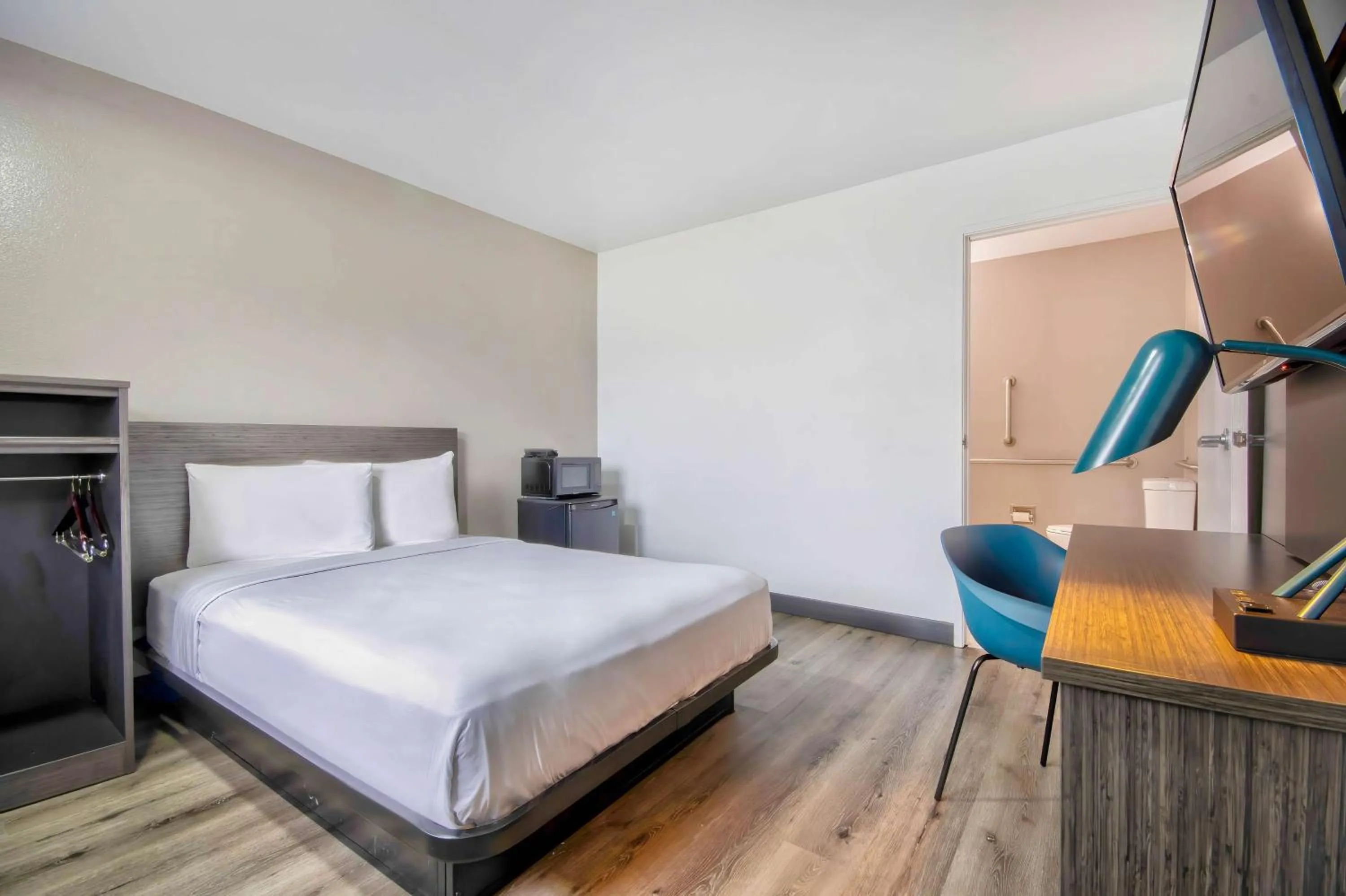 Deluxe Queen Room - Non-Smoking in Motel 6-Austin, TX - North