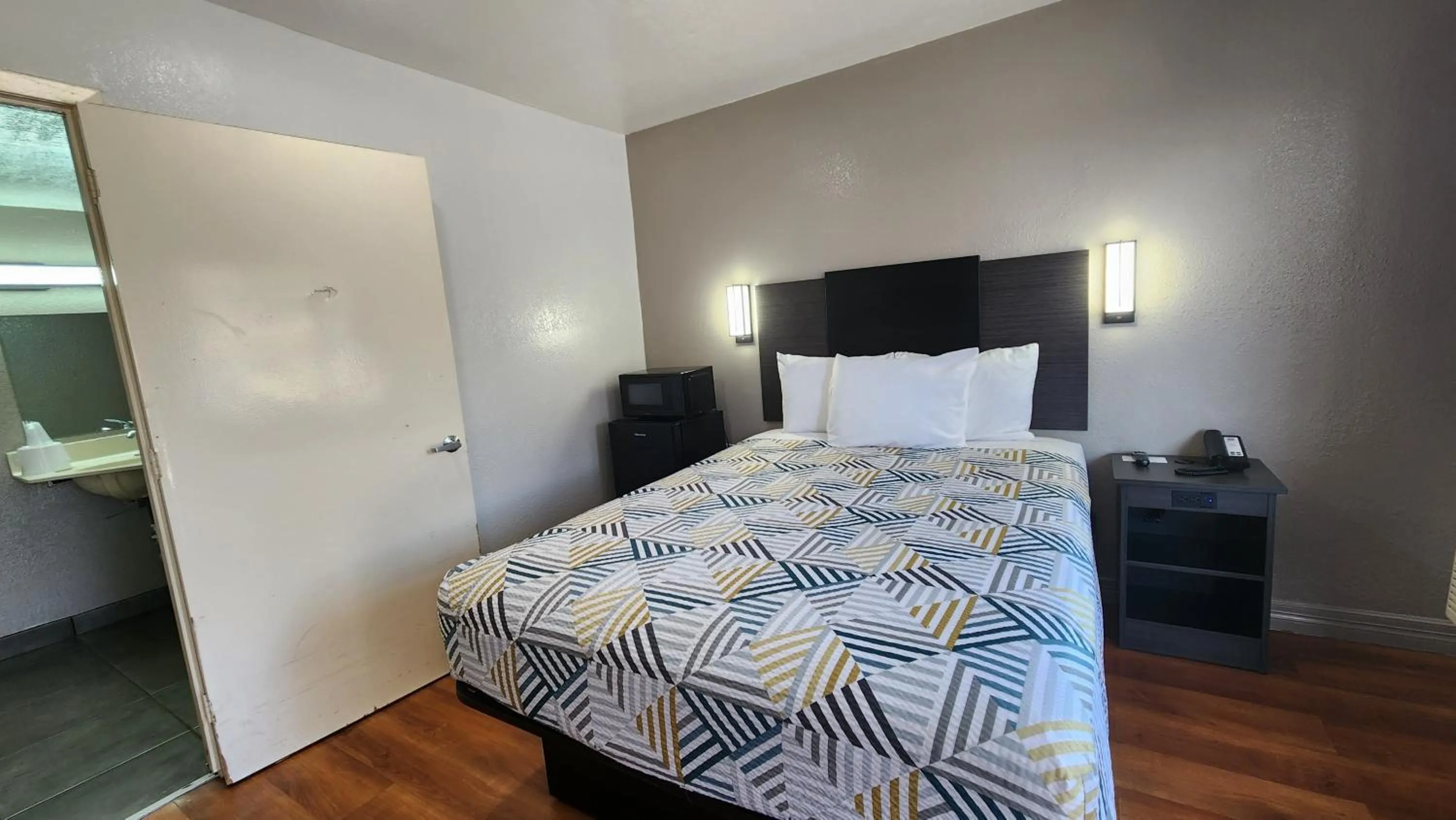 Deluxe Queen Room - Disability Access - Smoking in Motel 6-Conroe, TX