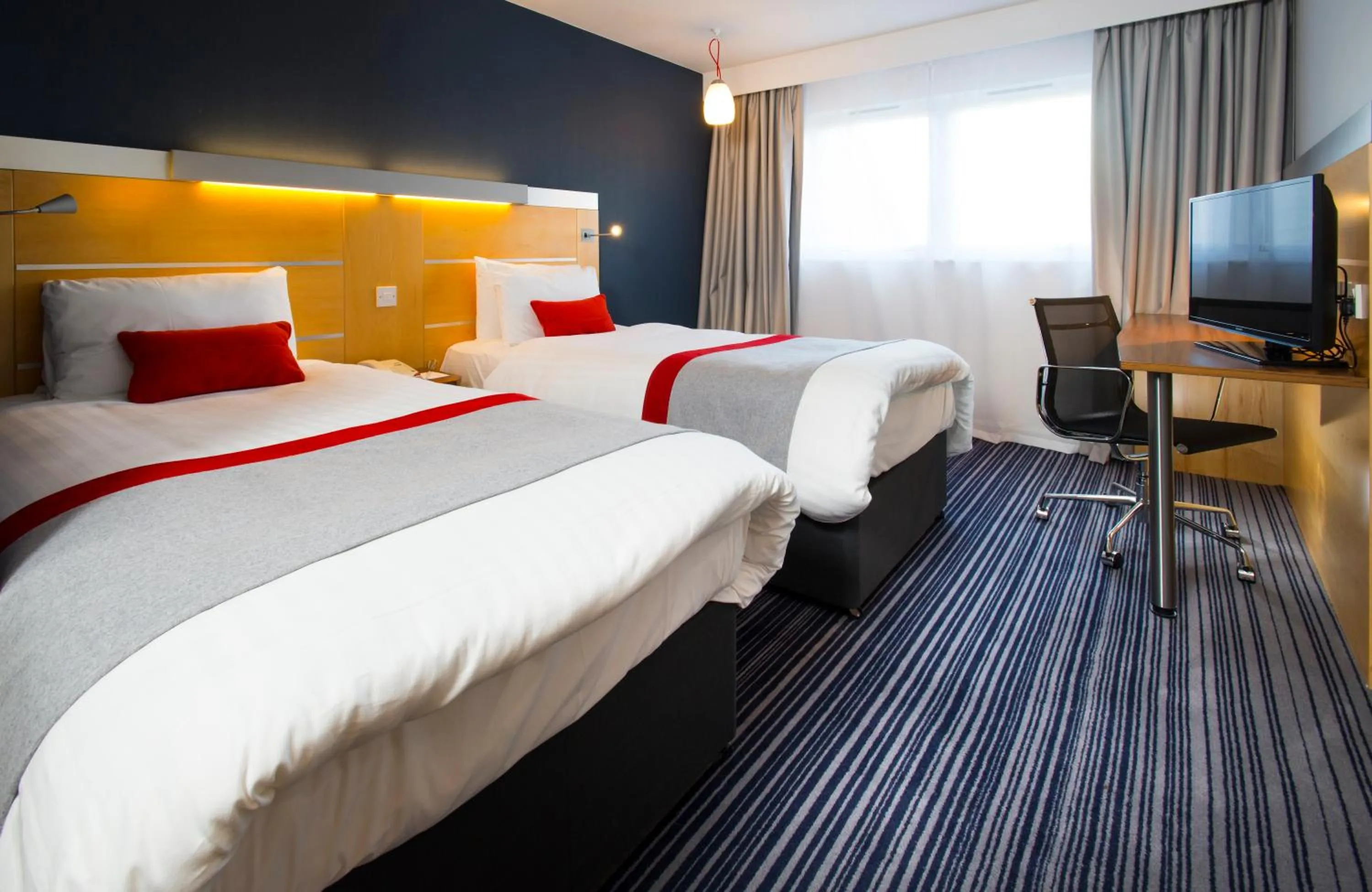 Standard Twin Room with Free Hot Breakfast in Holiday Inn Express London - Epsom Downs by IHG