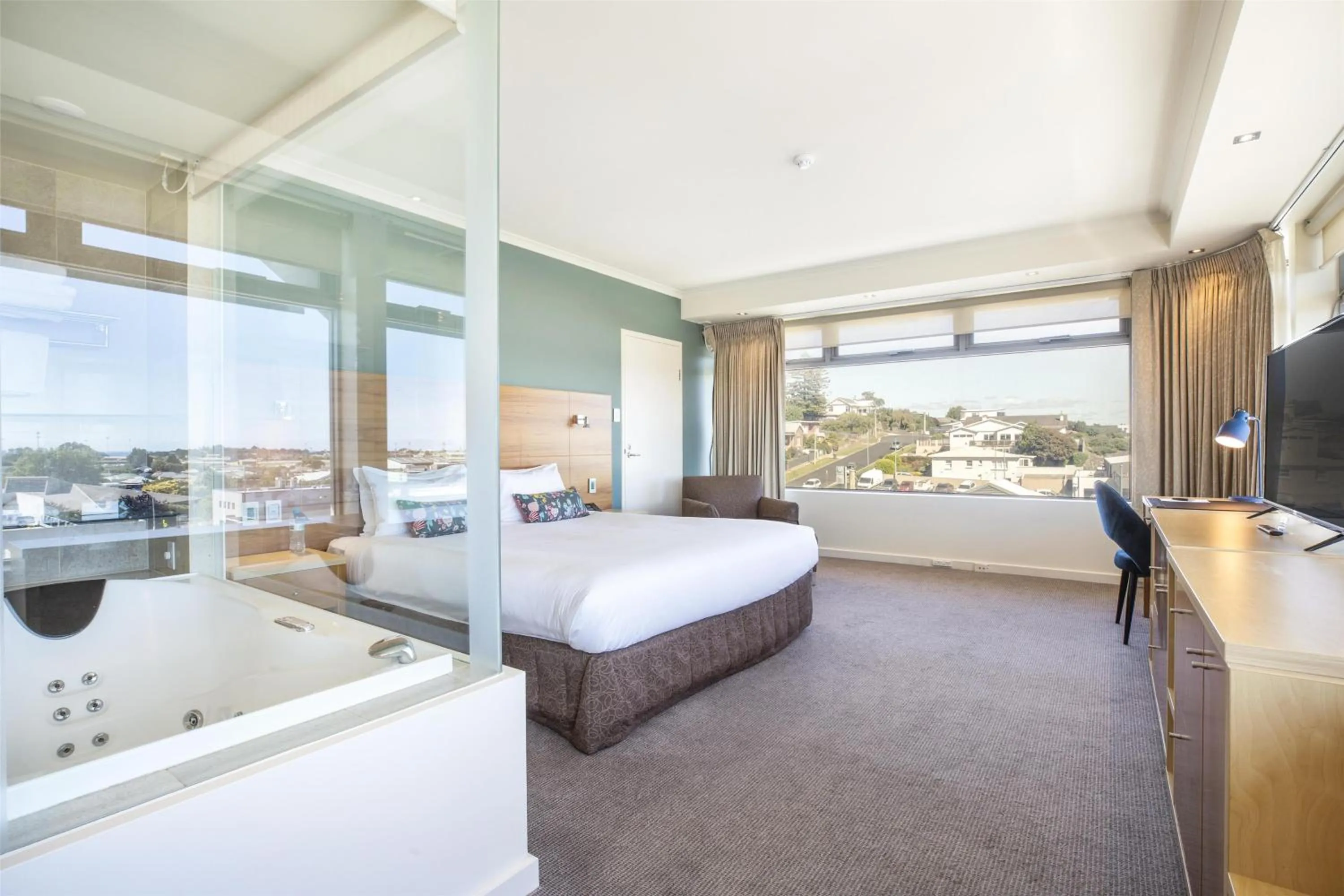 Deluxe King Spa Room with River View in Nightelier Devonport Gateway Hotel
