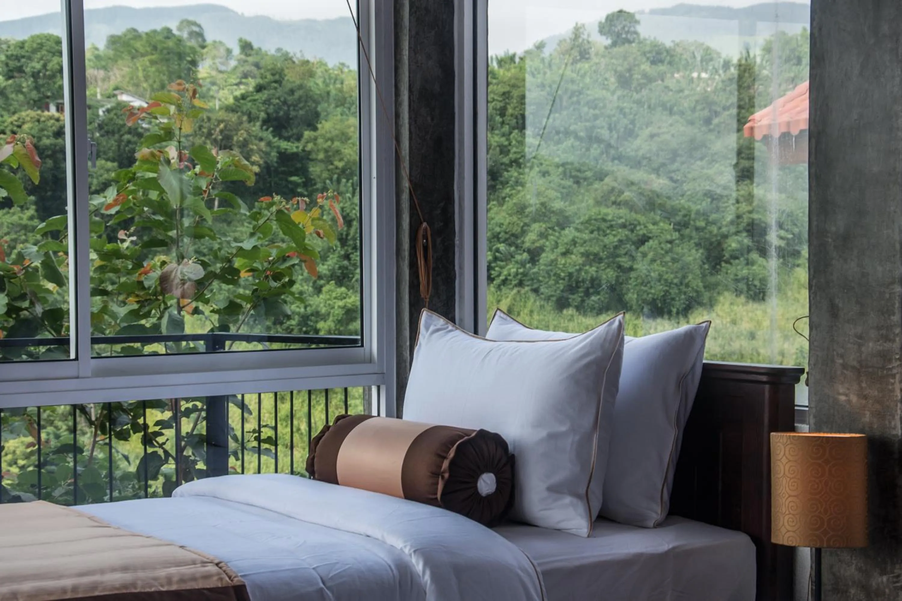 Suite with Lake View - single occupancy in Kandy Victoria Eco Resort
