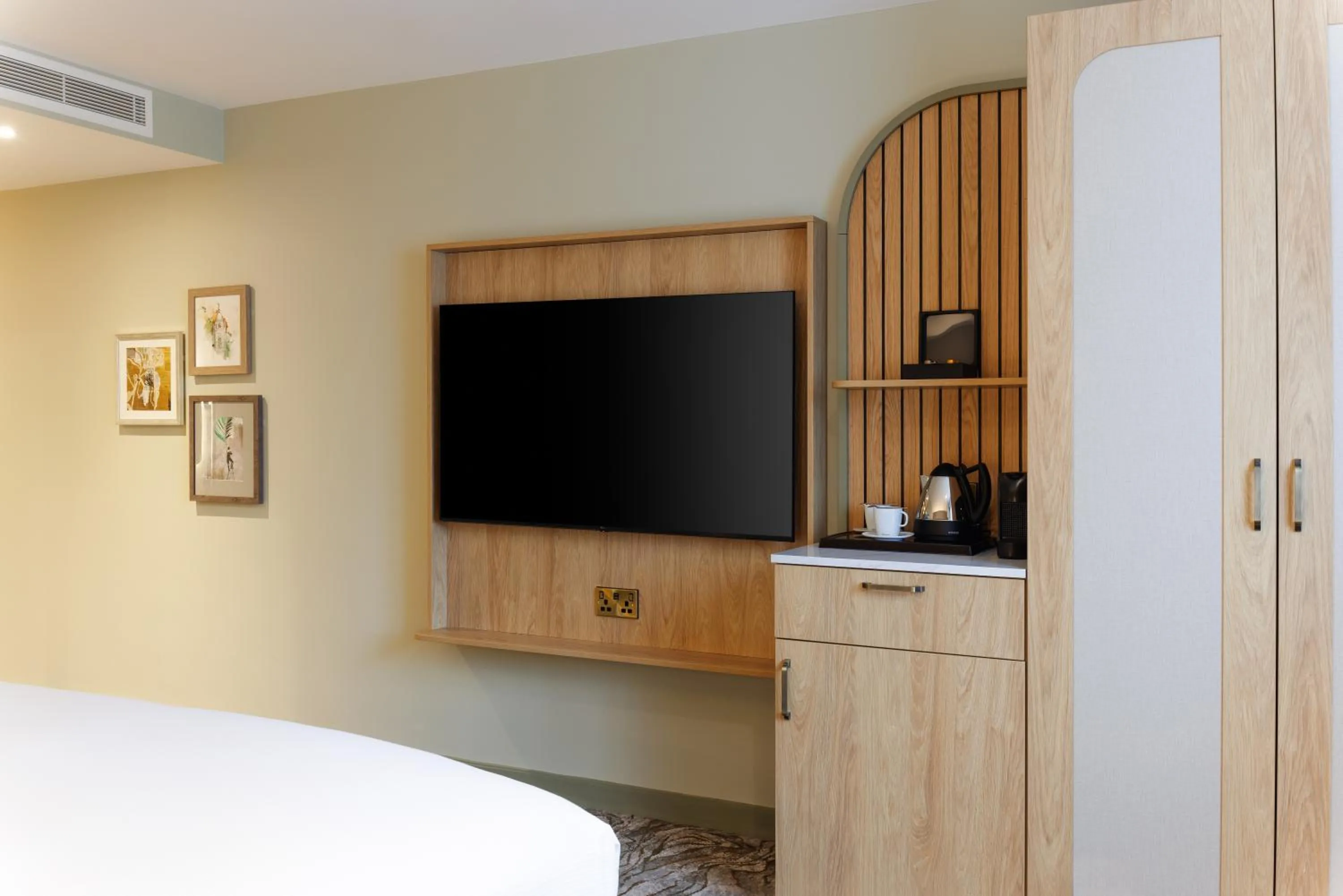 King Guest Room - Accessible in DoubleTree by Hilton Bristol North