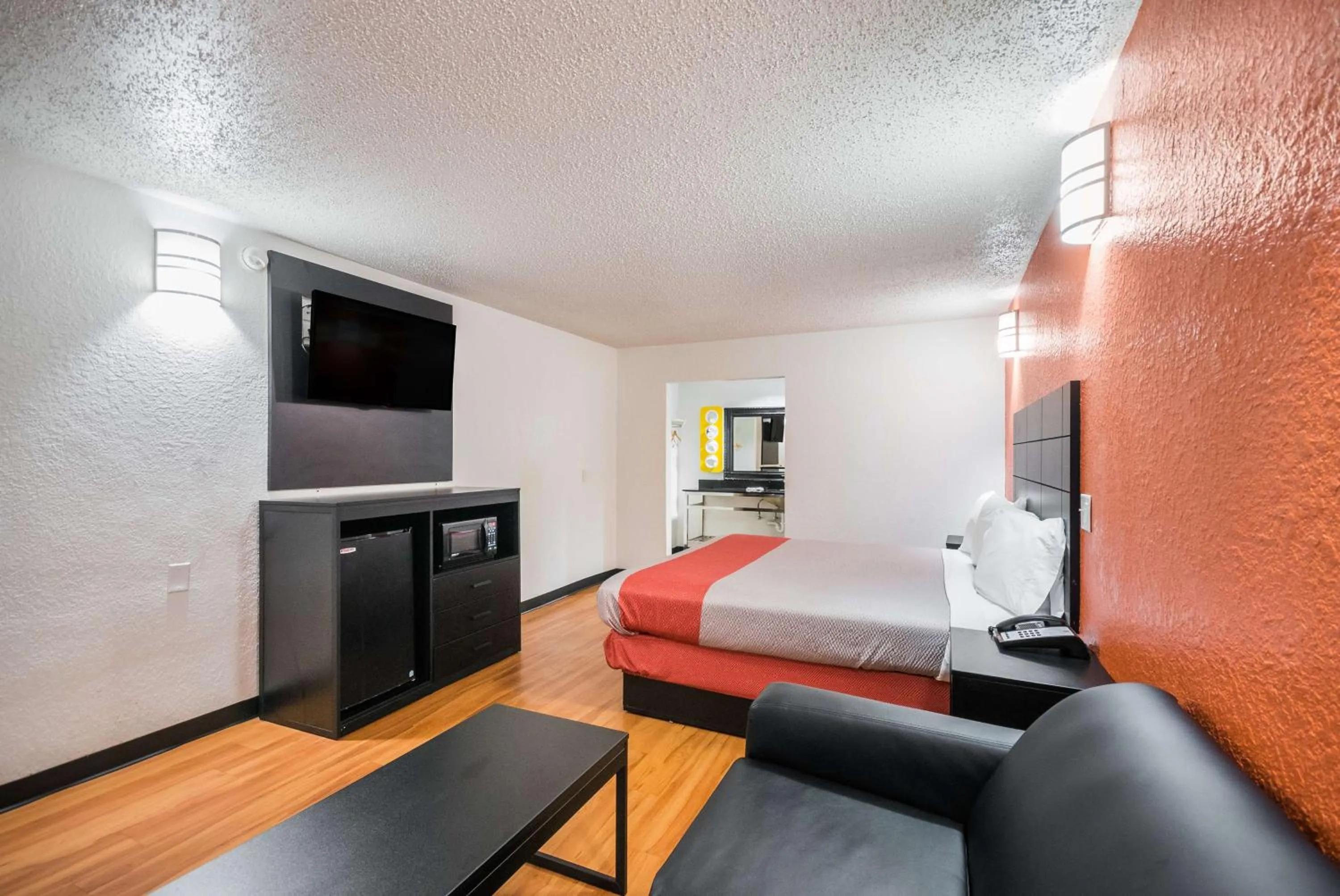Deluxe King Room - single occupancy - Smoking in Motel 6-Houston, TX - Brookhollow