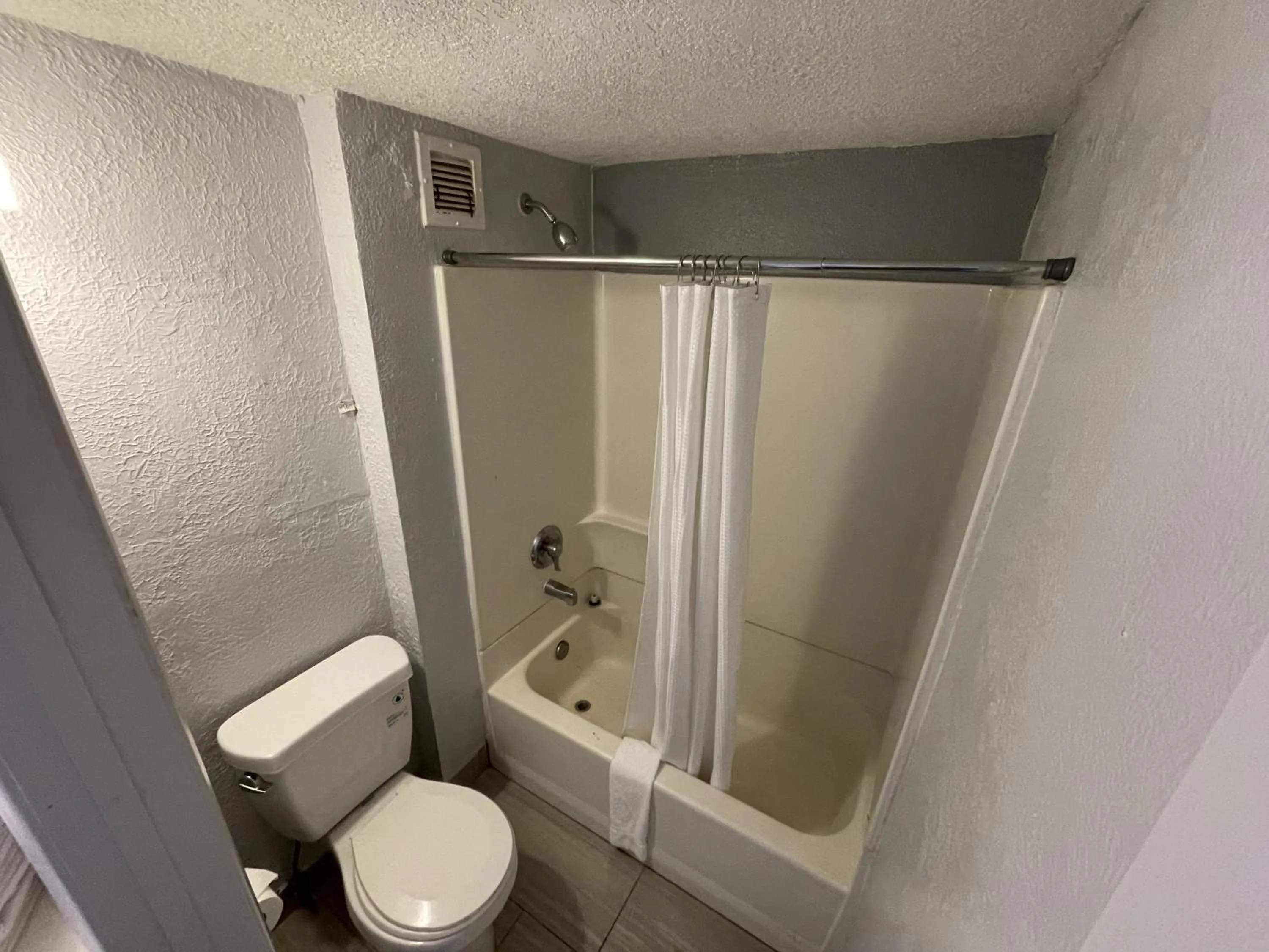 Queen Room - Non Smoking in Rodeway Inn Albuquerque West