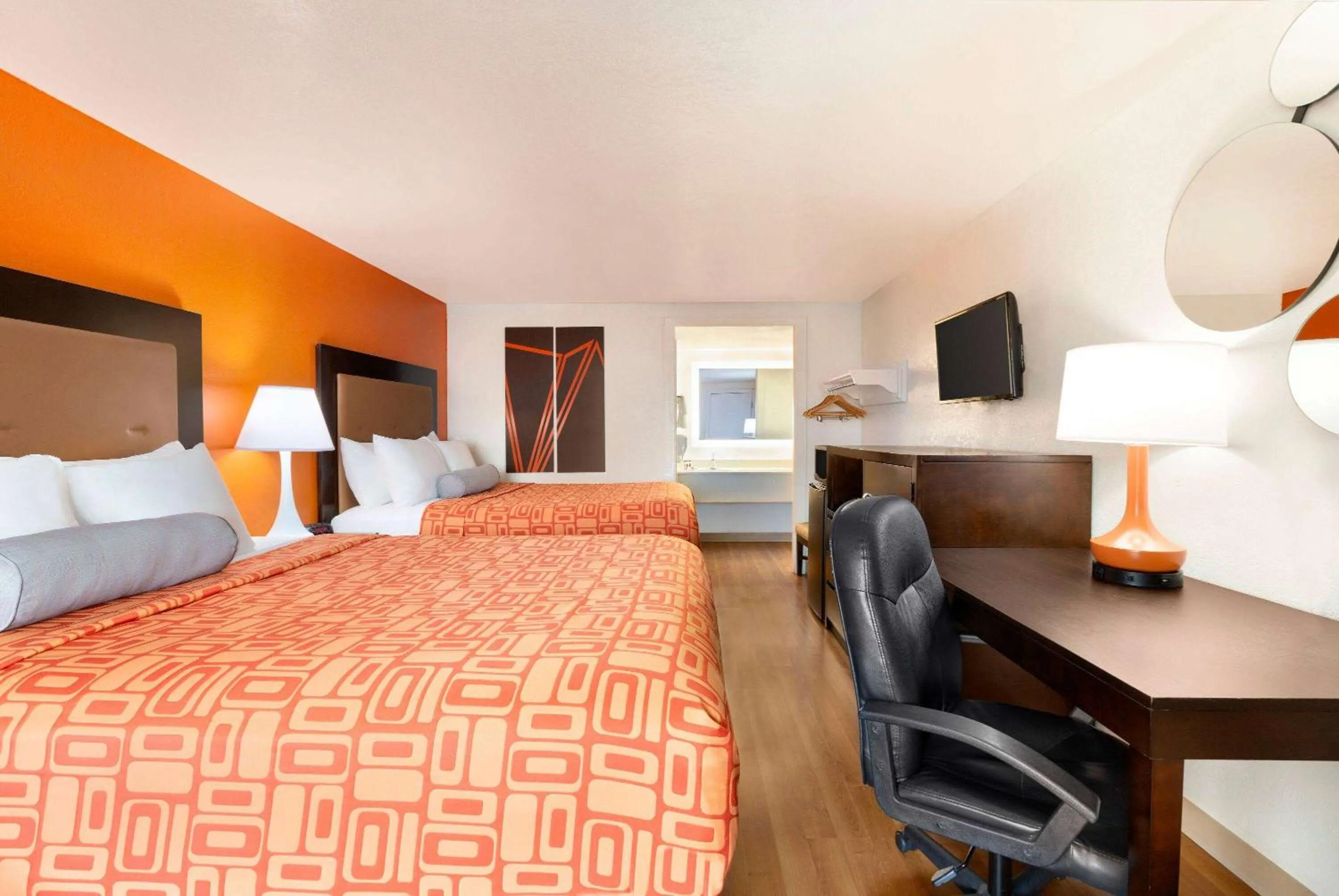 Queen Room with Two Queen Beds - Smoking in Howard Johnson by Wyndham Harrisonburg