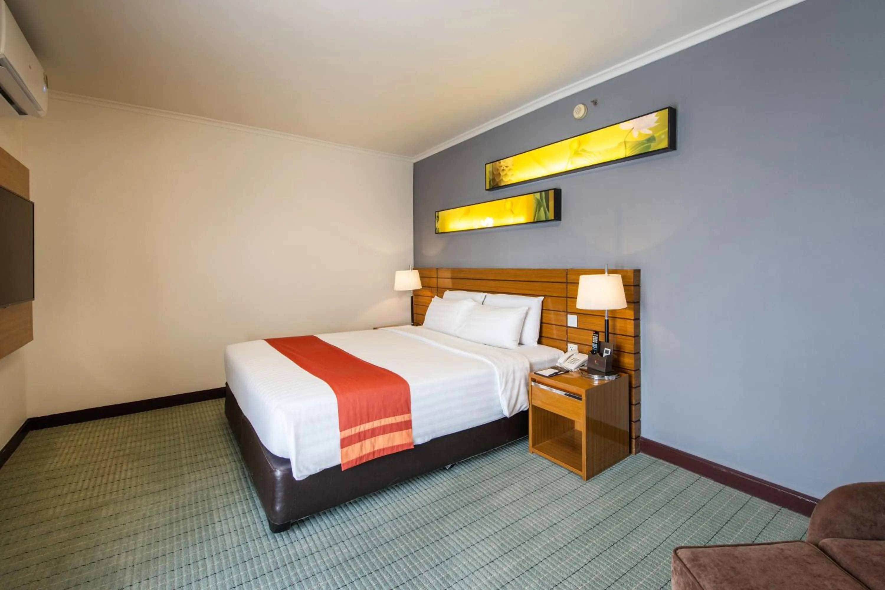 Deluxe suite in Maple Hotel