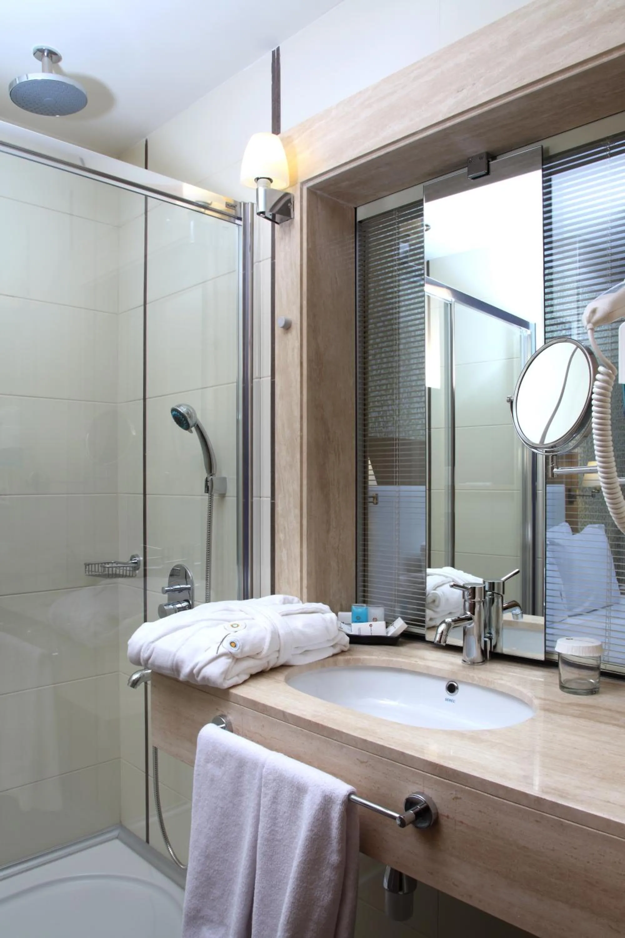 Standard Twin Room - single occupancy in Masel Hotel