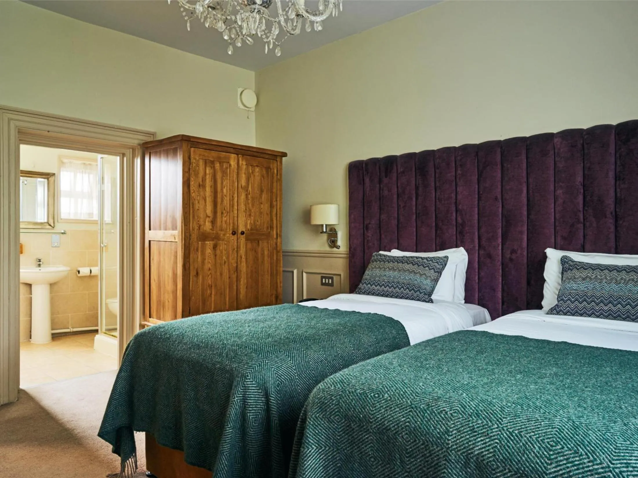 Deluxe Twin Room in The Talbot Inn