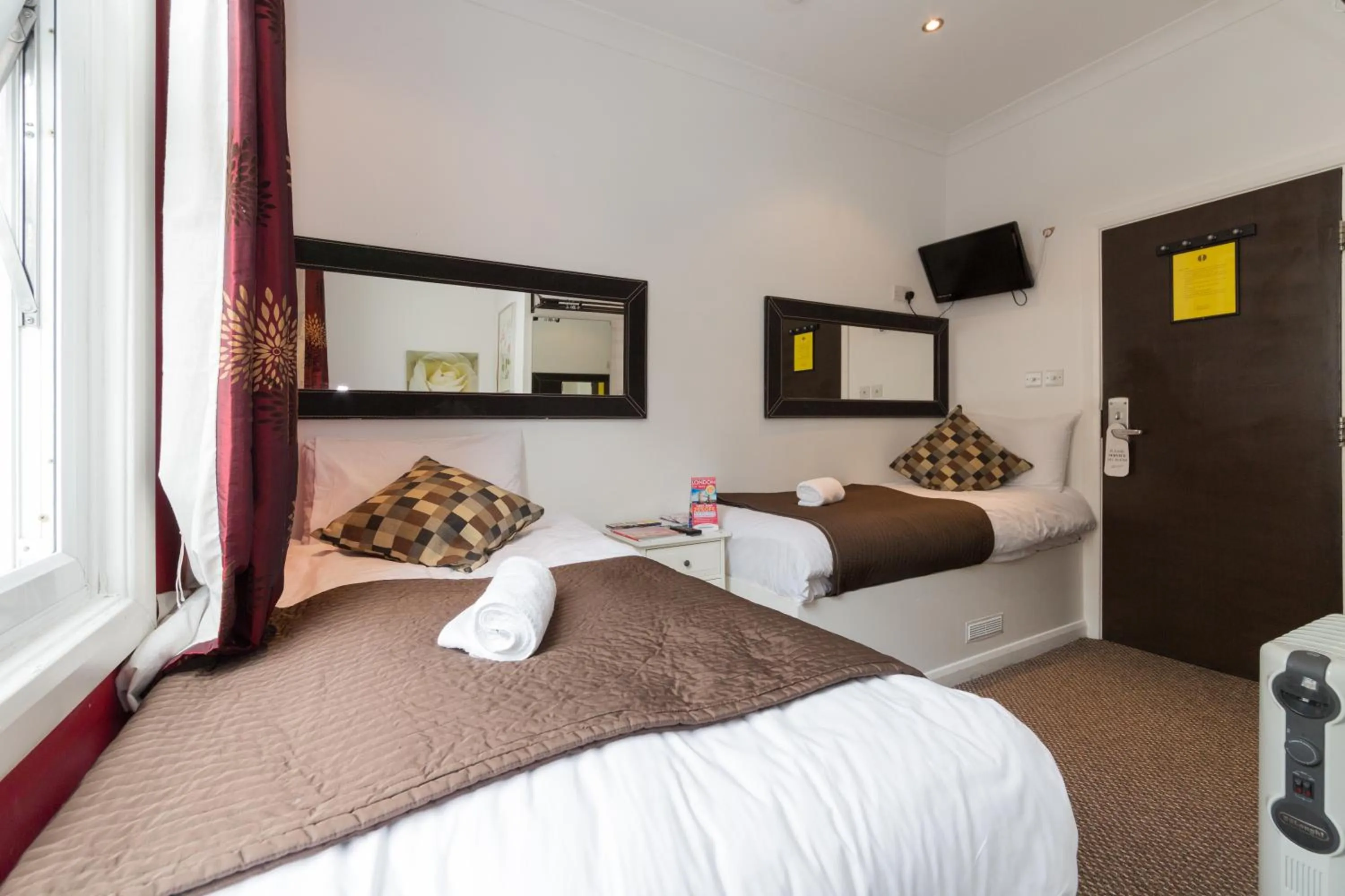 Twin Room with Private Bathroom in Chester Hotel