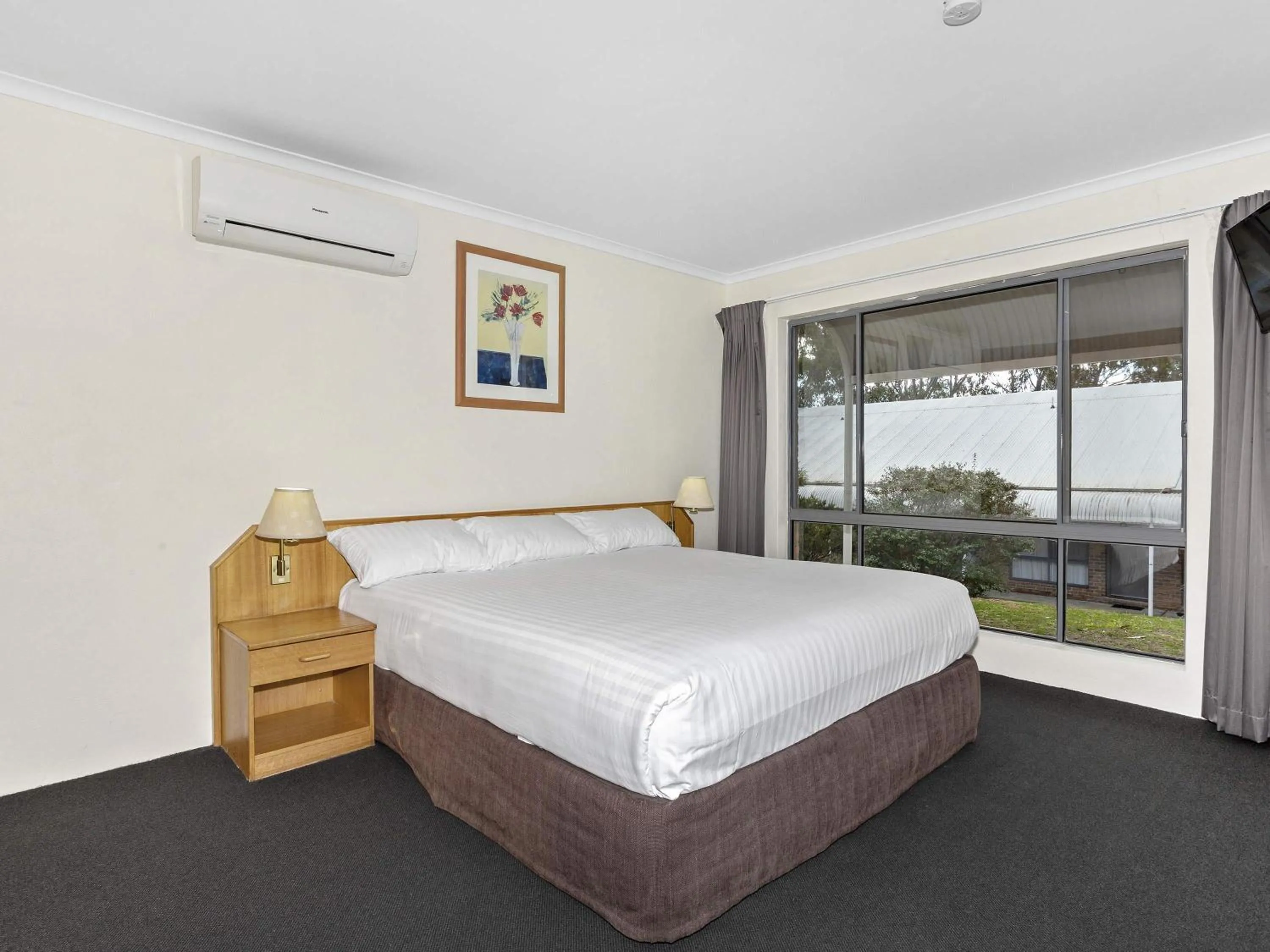 Bedroom, Bed in ibis Styles Canberra Eagle Hawk