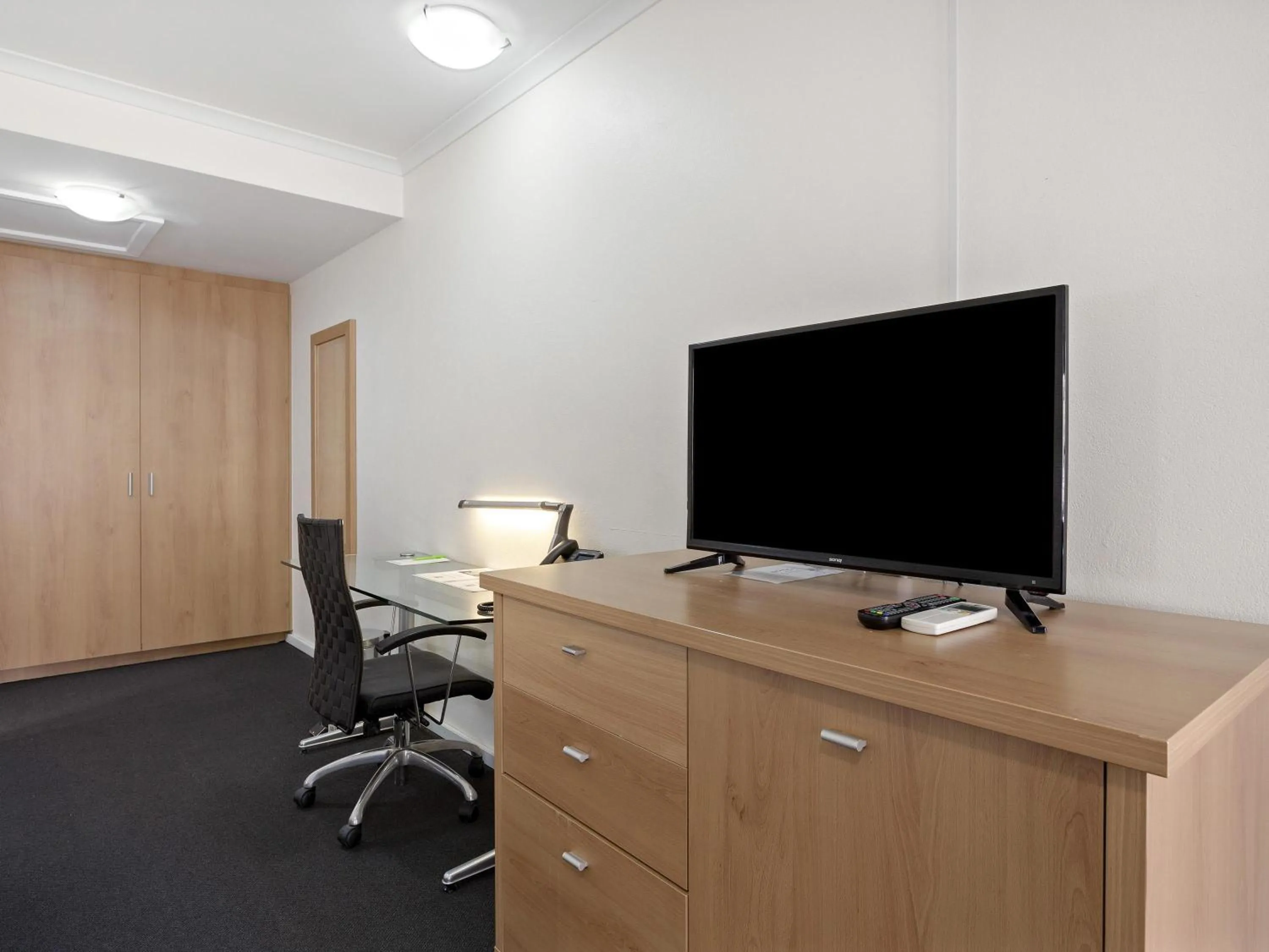 Standard King Room in ibis Styles Canberra Eagle Hawk