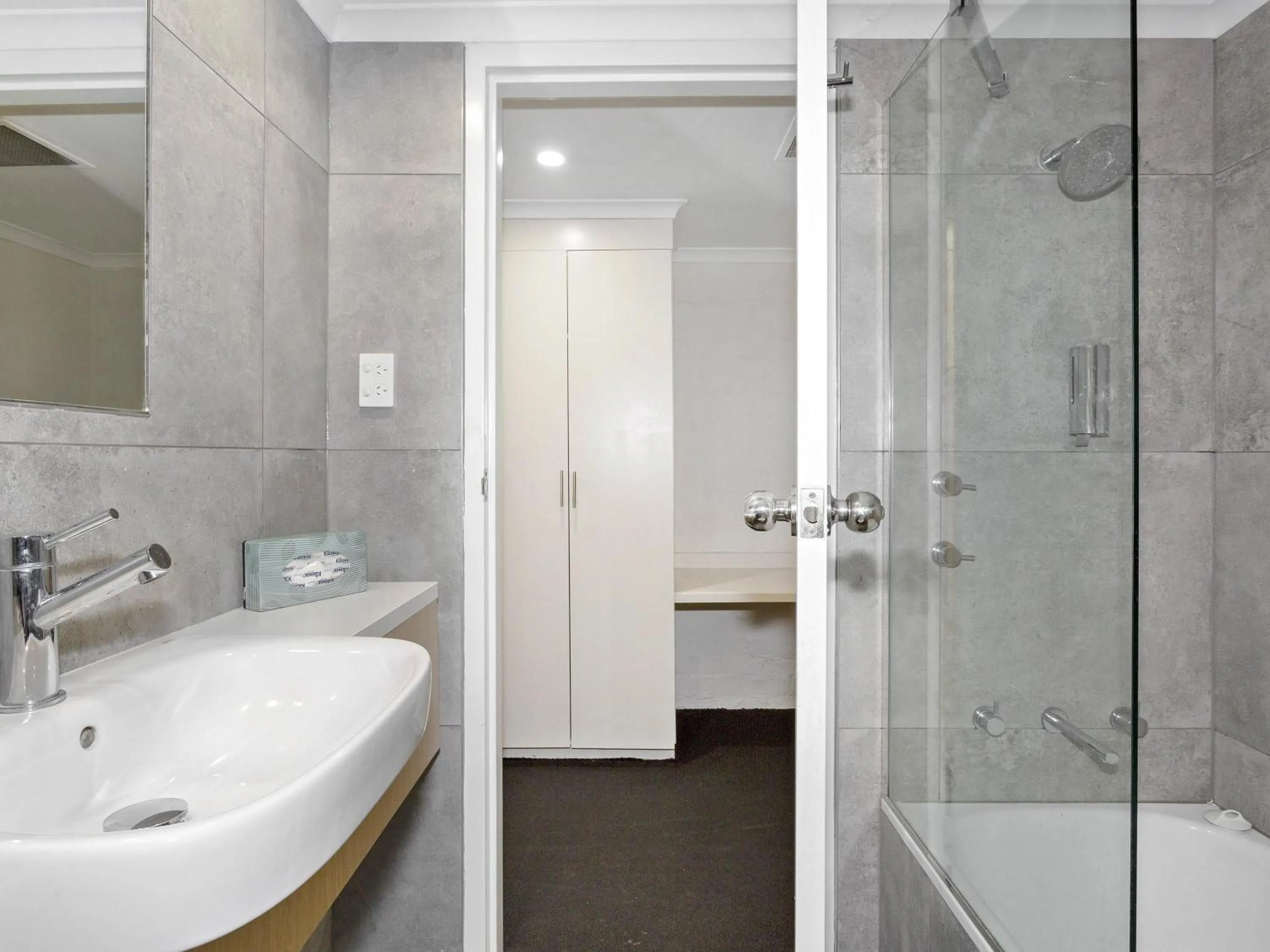 Bedroom in ibis Styles Canberra Eagle Hawk