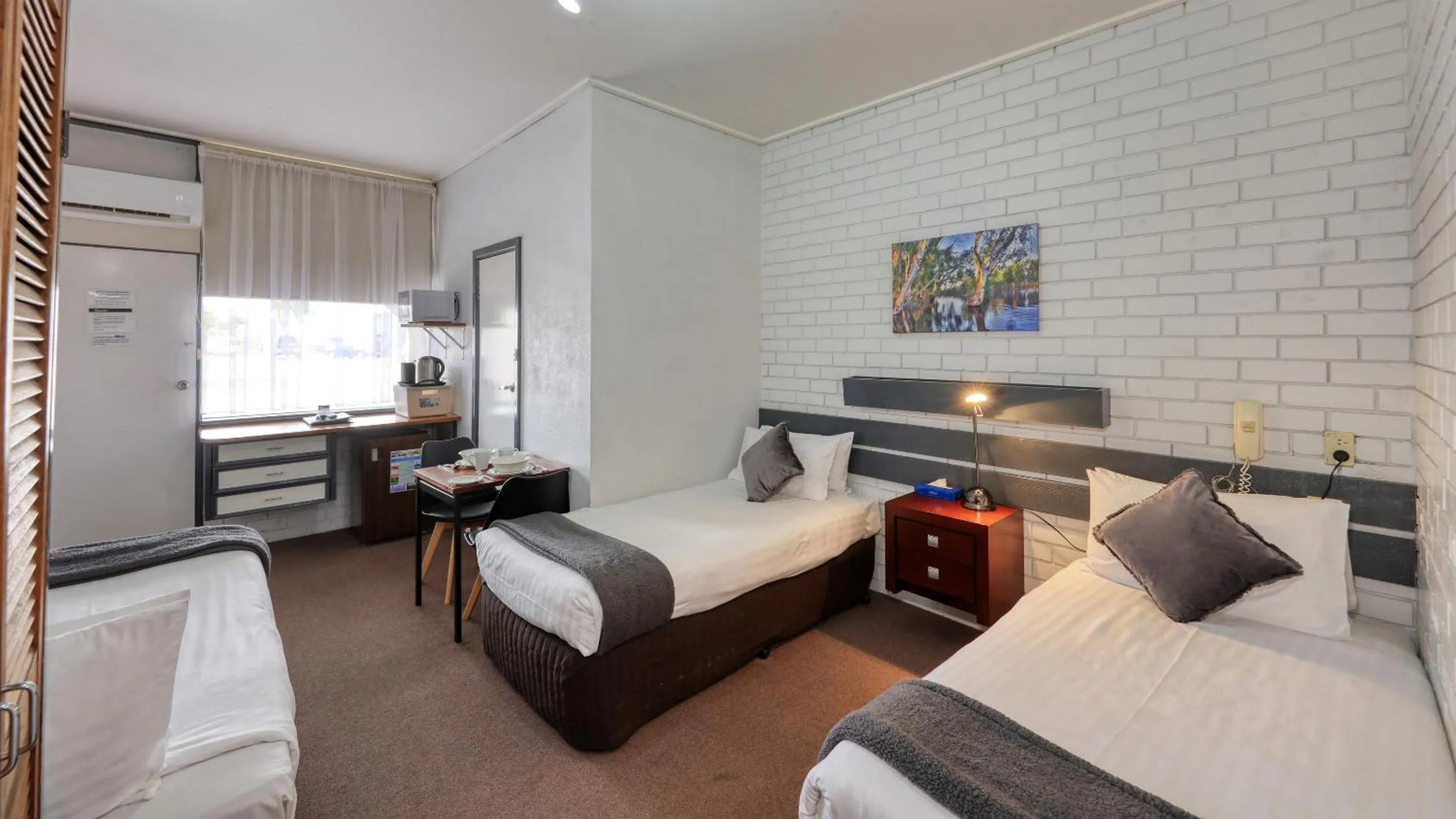 Two Interconnecting Double Rooms in Sun Centre Motel