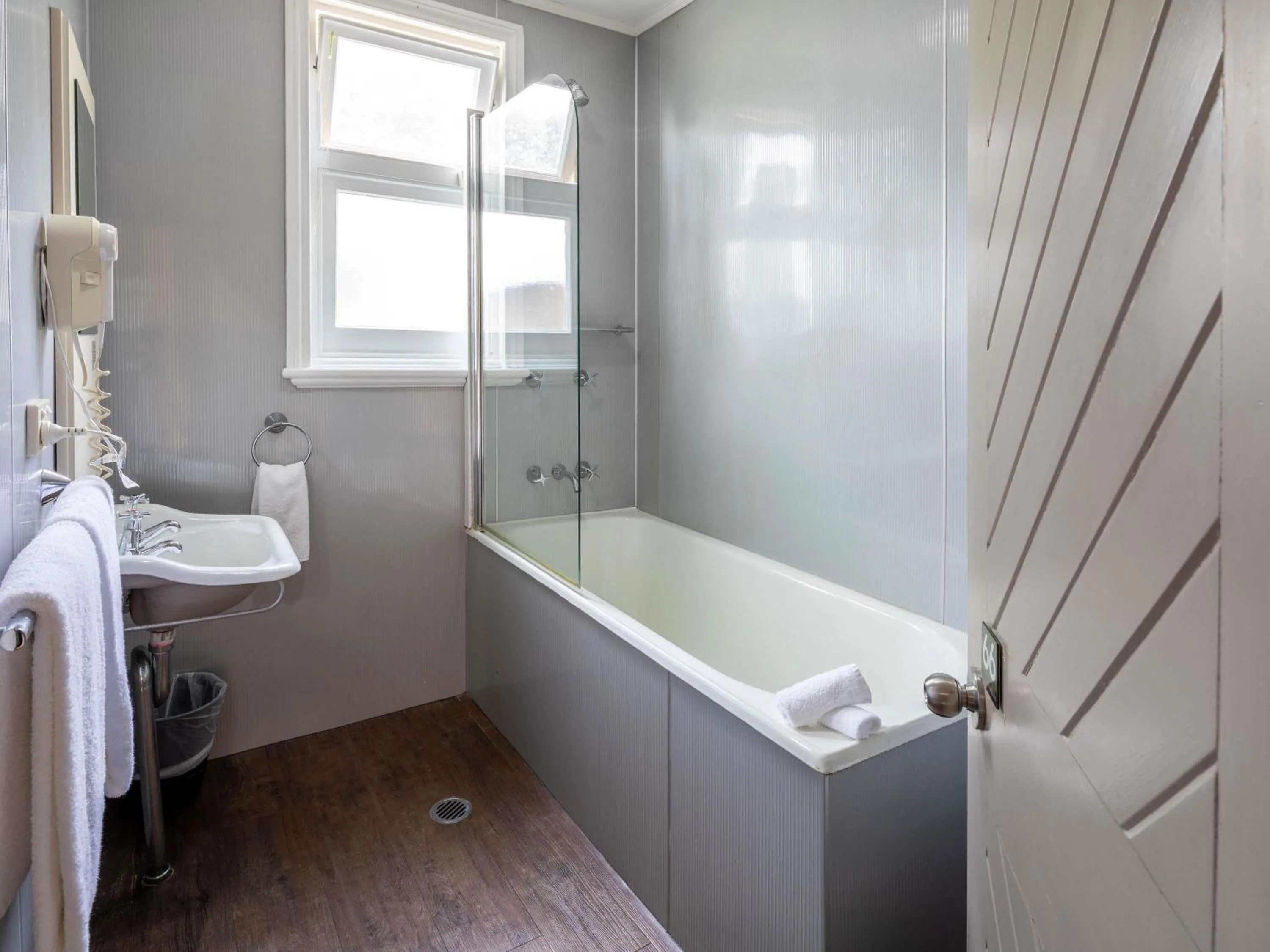 Queen Room with External Private Bathroom in Q Station