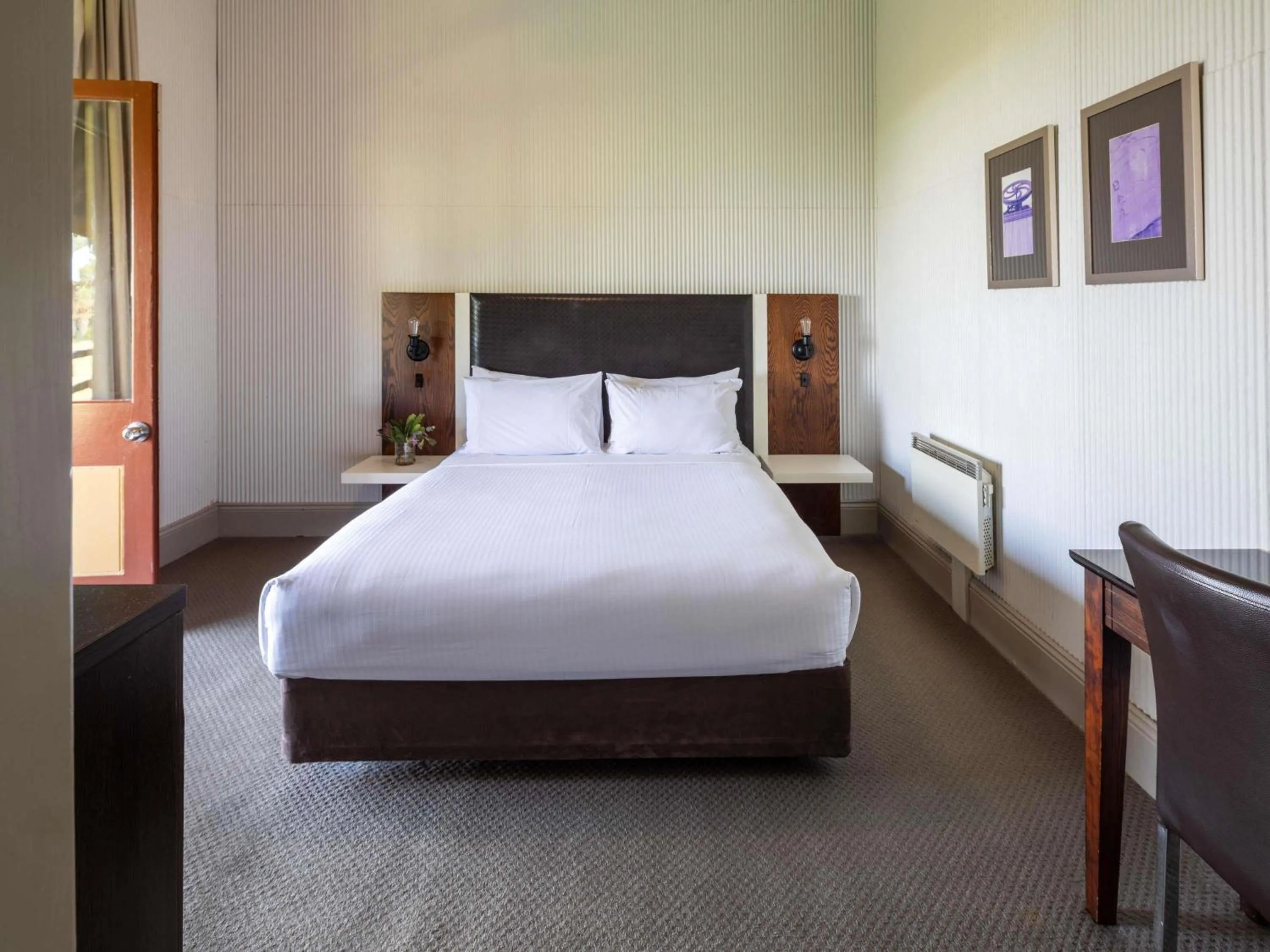 Queen Room with External Private Bathroom in Q Station