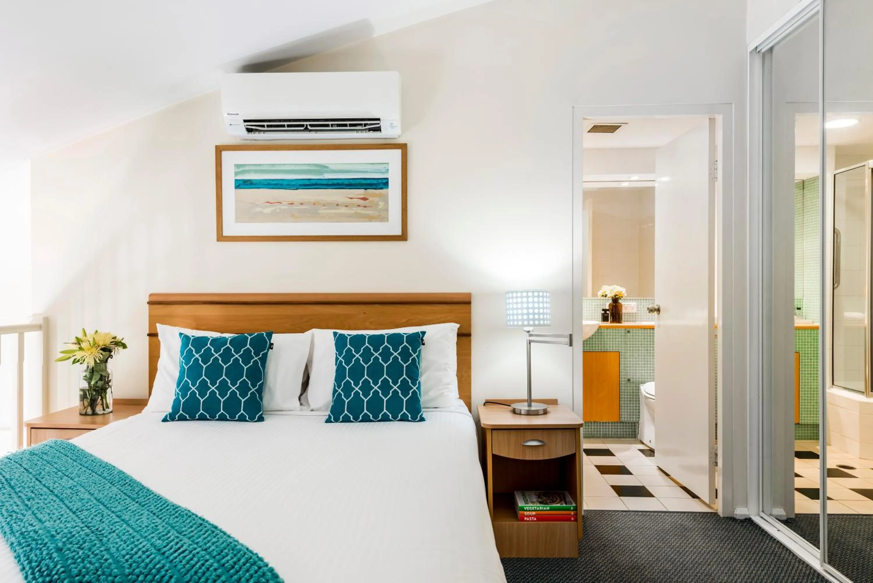 Two-Bedroom Loft Apartment - Daily Housekeeping in Oaks The Entrance Waterfront Suites