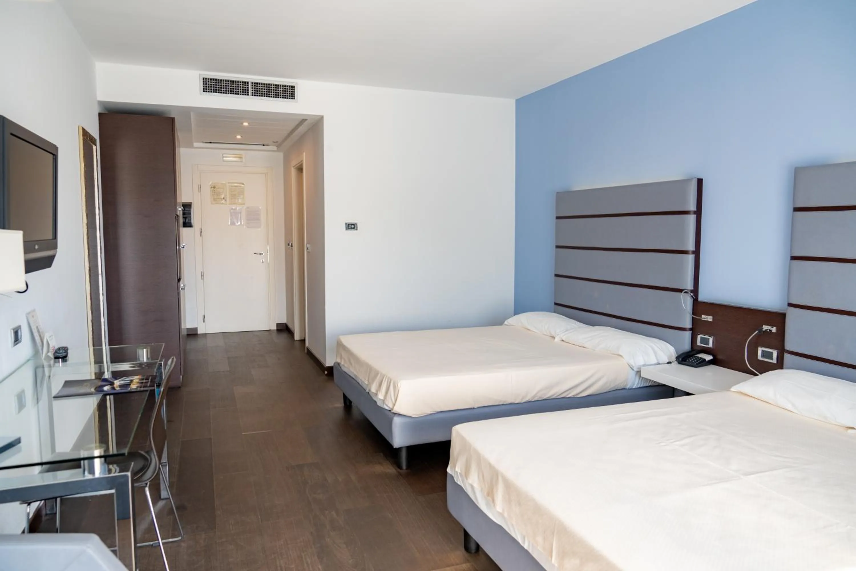 Large Twin Room - single occupancy in Hotel Napoleon