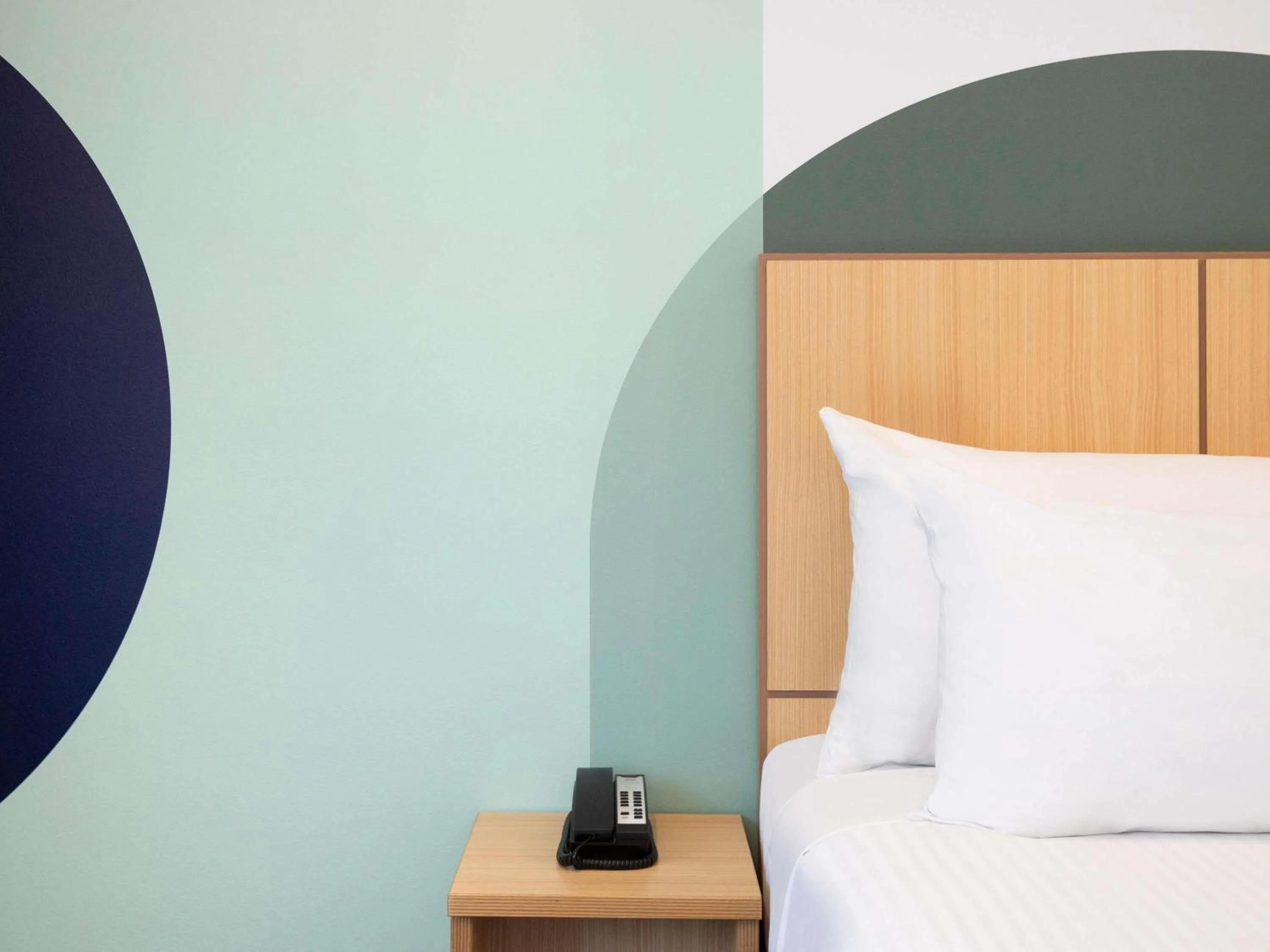 Superior Accessible Queen Room in ibis Styles Sydney Central