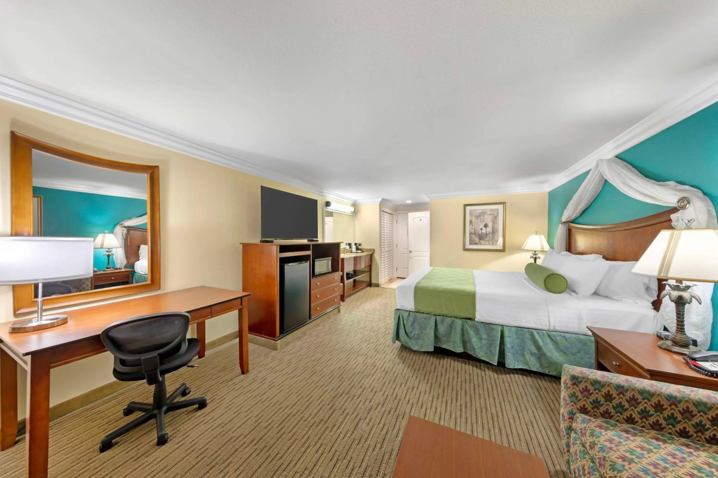 Queen Room - Disability Access/Roll-in Shower in Best Western Harbour Inn & Suites Huntington - Sunset Beach