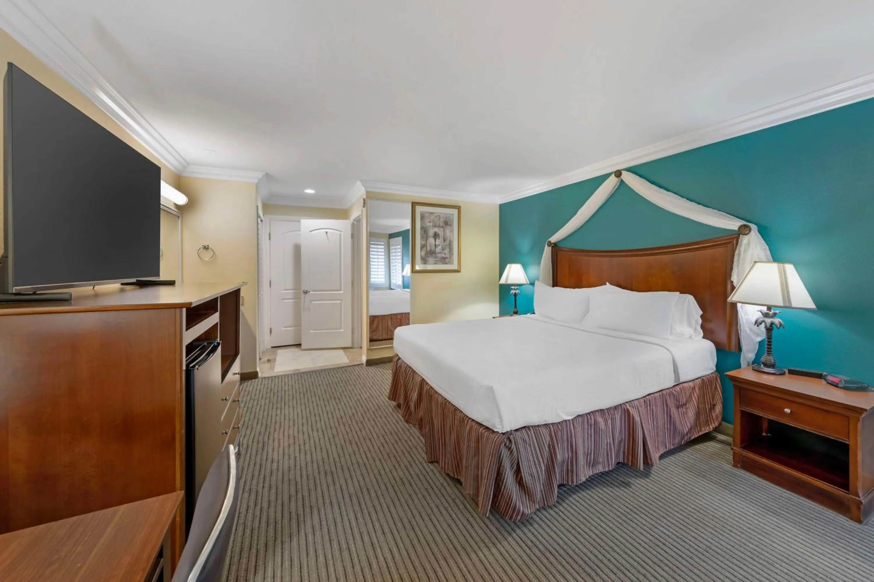 King Room with Harbor View in Best Western Harbour Inn & Suites Huntington - Sunset Beach