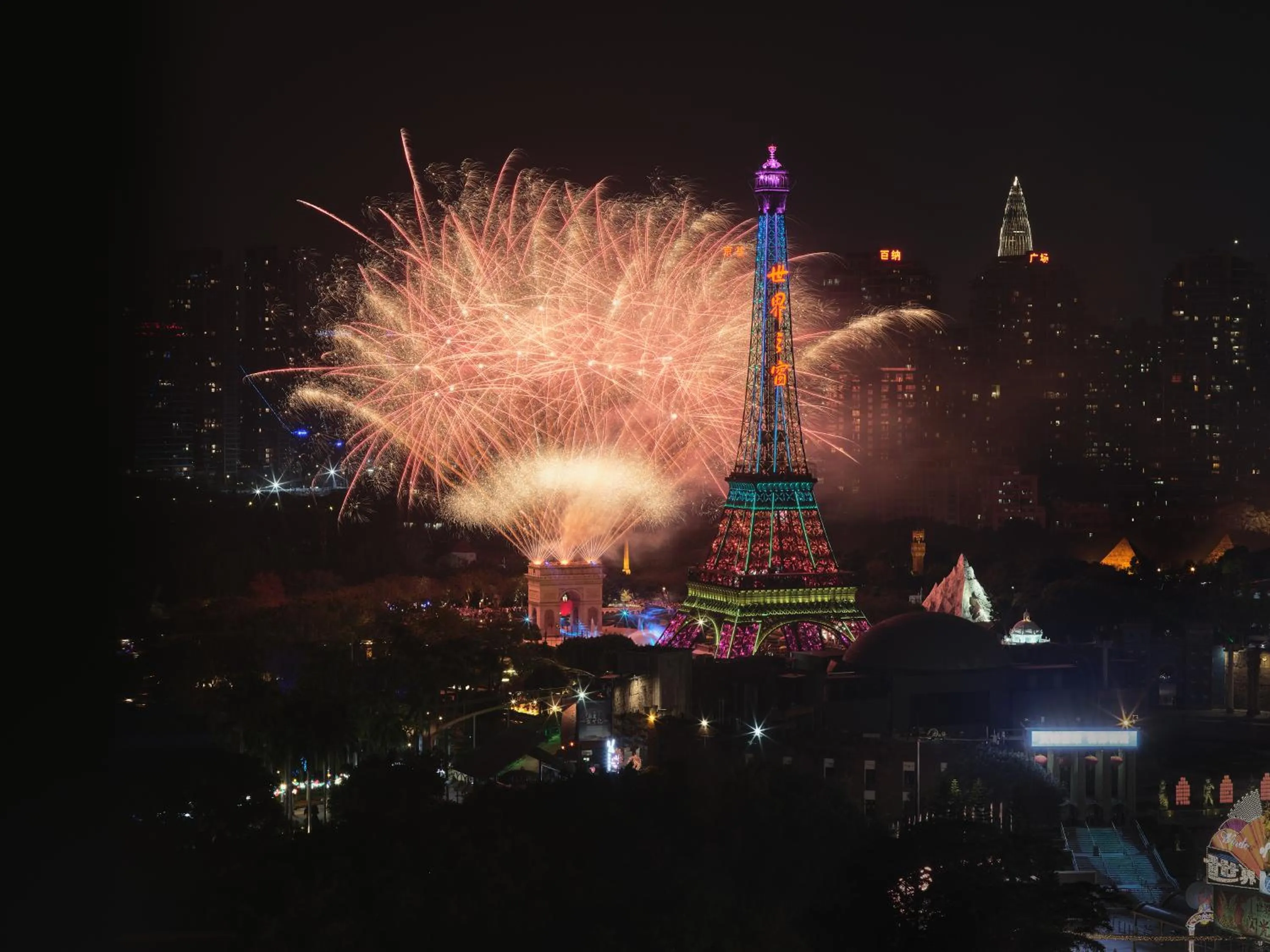 Premium King Room with Theme Park View in Hotel Indigo Shenzhen Overseas Chinese Town by IHG