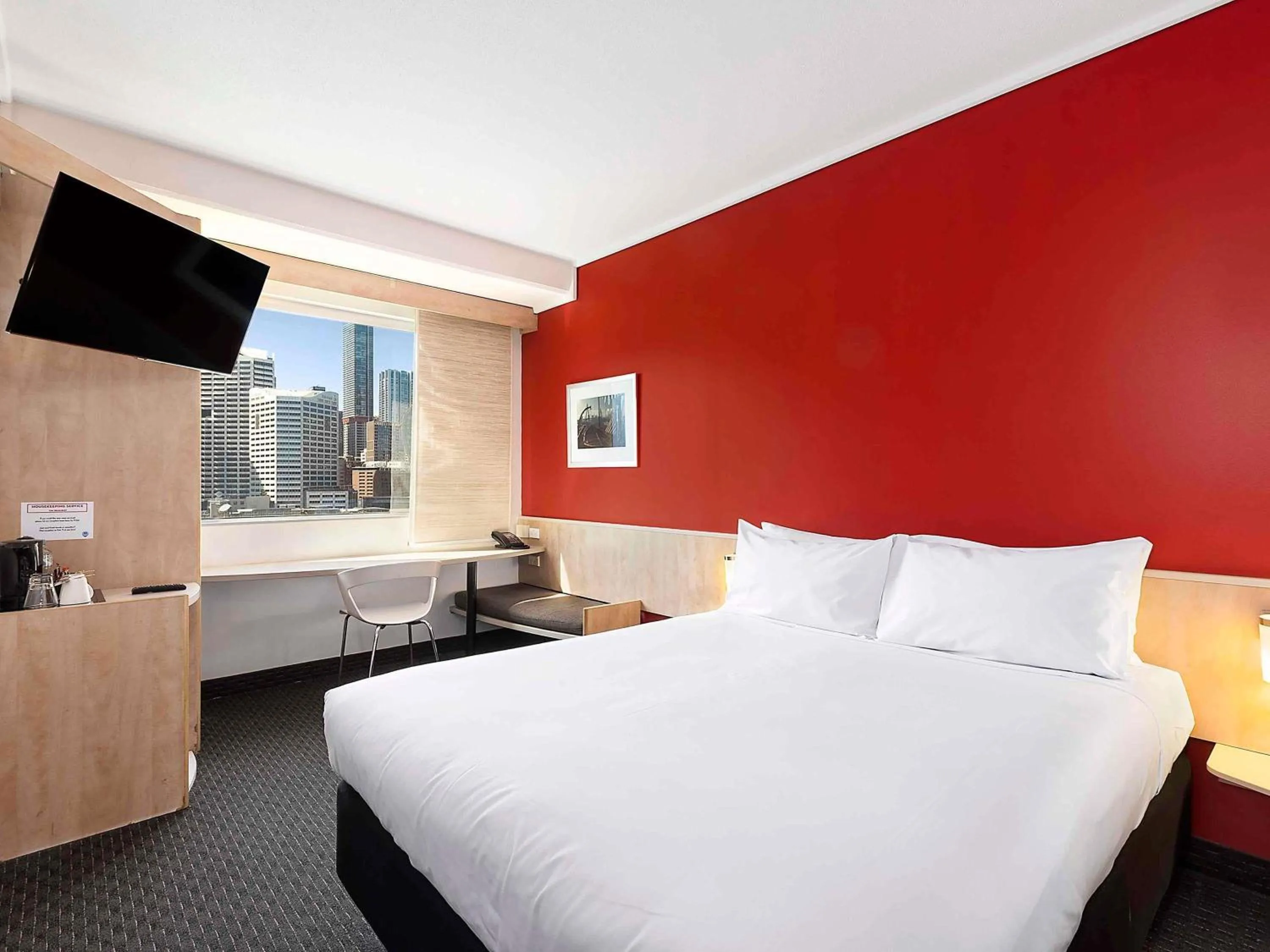 Superior Queen Bedroom in ibis Sydney Darling Harbour