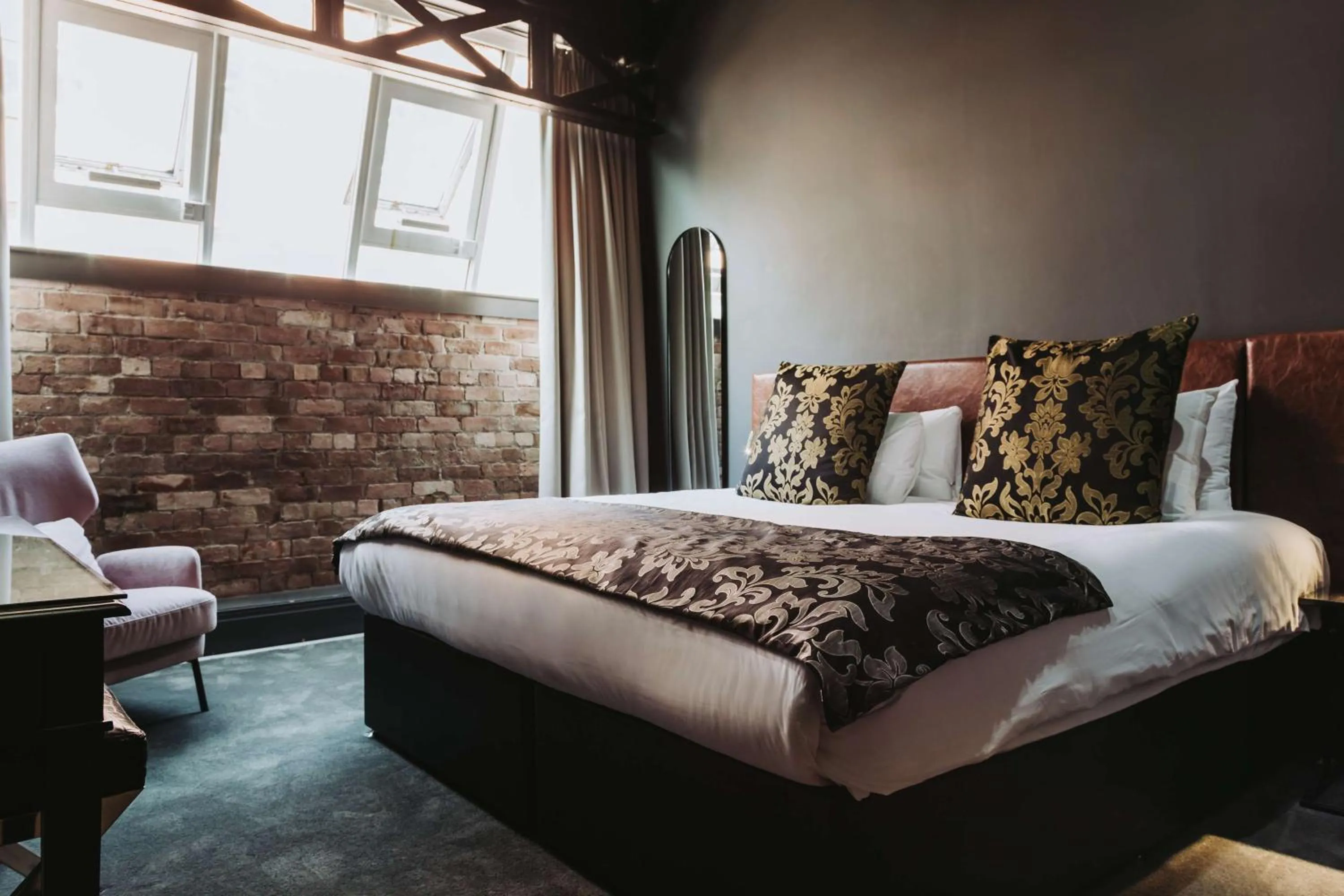 Classic King Room in Velvet Hotel Manchester, WorldHotels Crafted