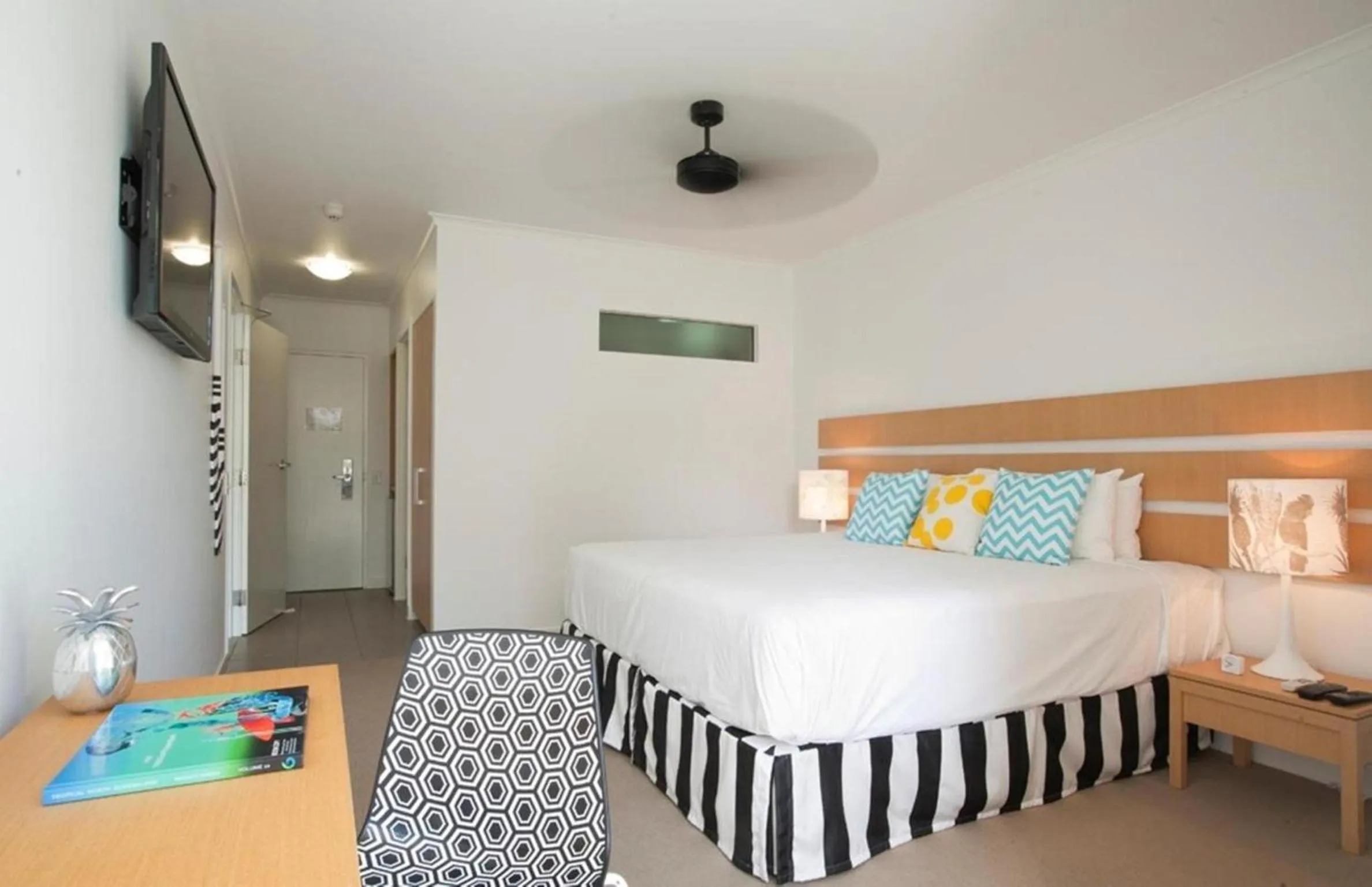 King Room with Pool View - No Housekeeping in Oaks Port Douglas Resort