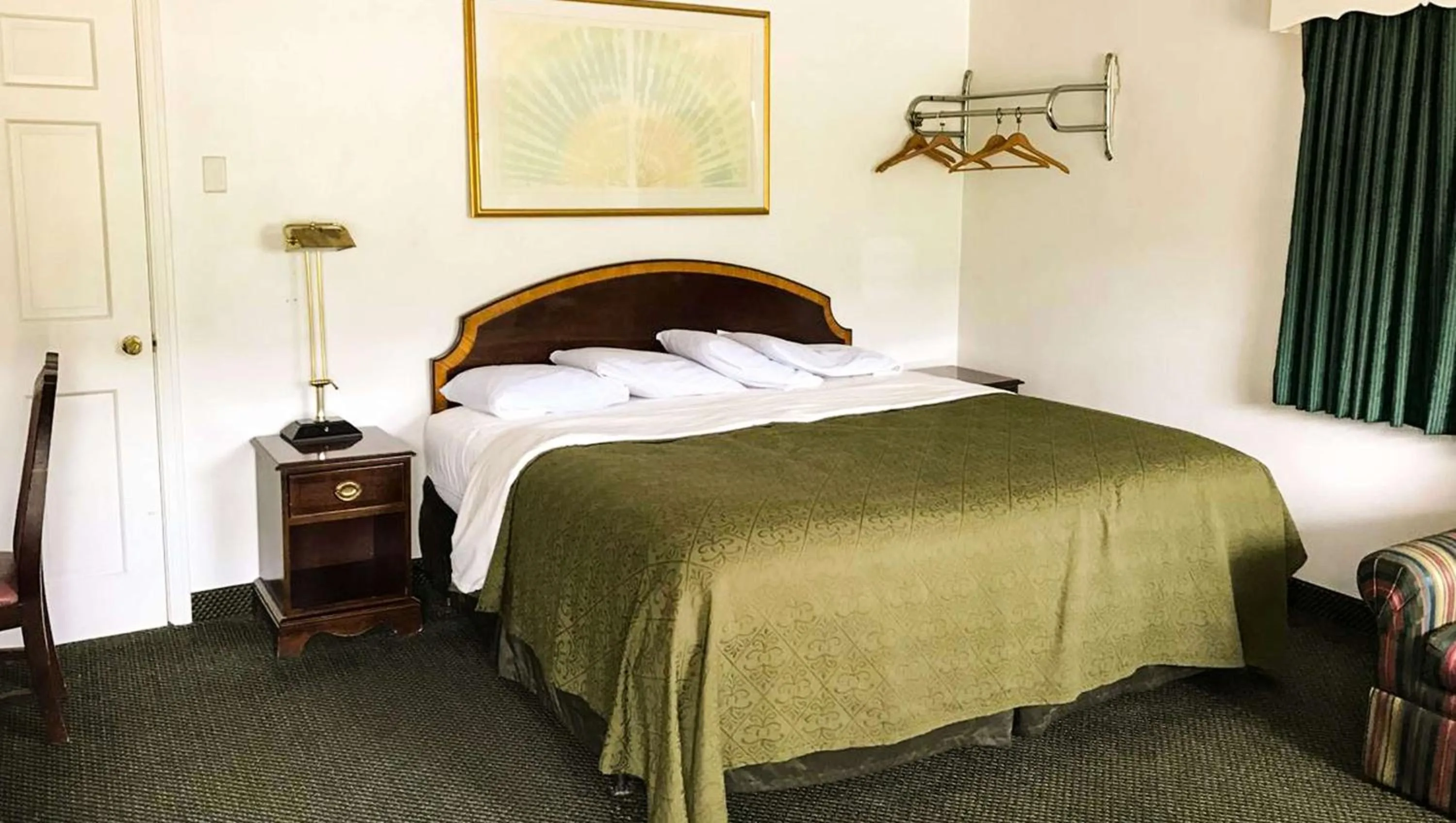 Standard King Room in Relax Inn Altoona