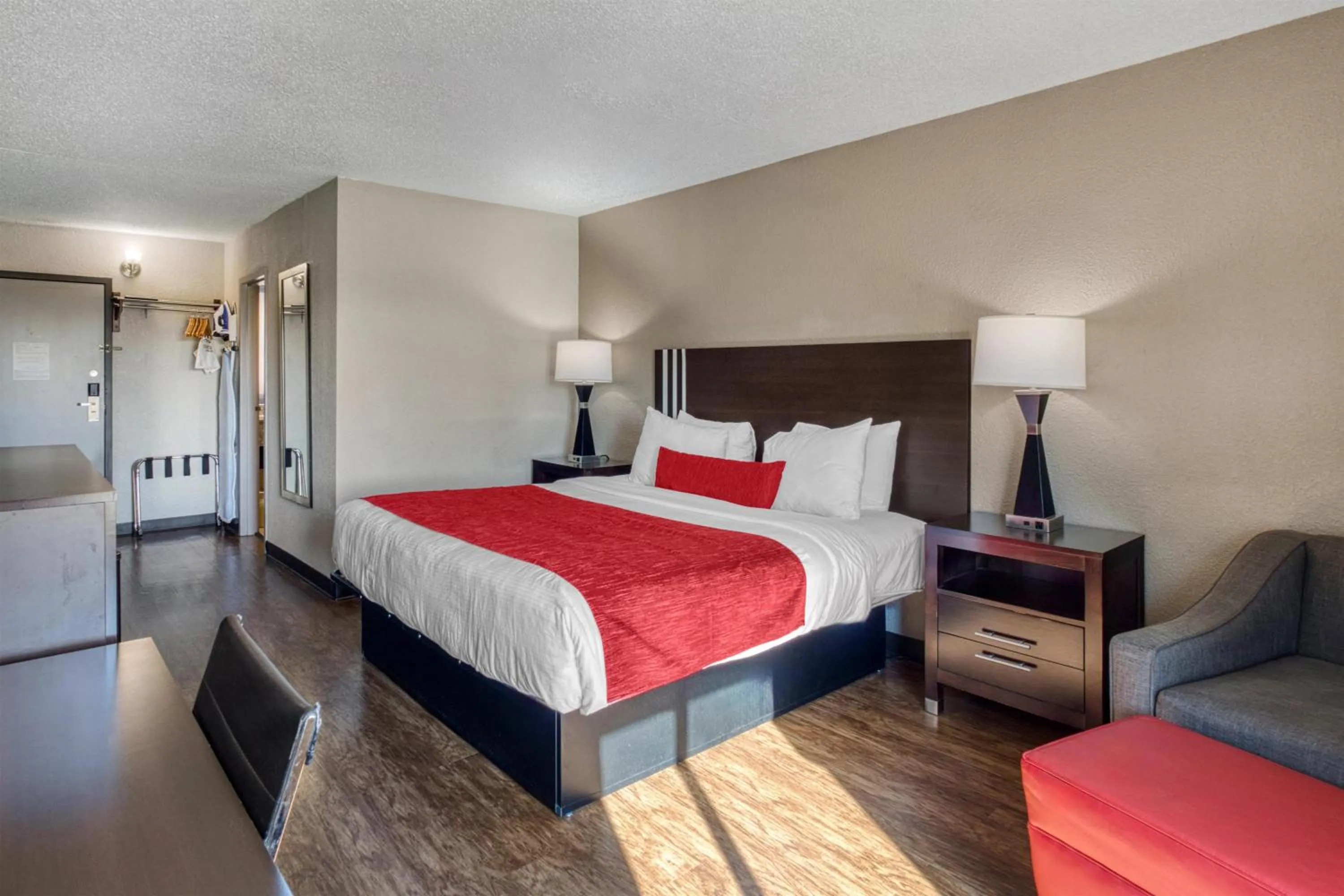 King Suite with Spa Bath and Sitting Area - Non-Smoking in SureStay by Best Western Greenville