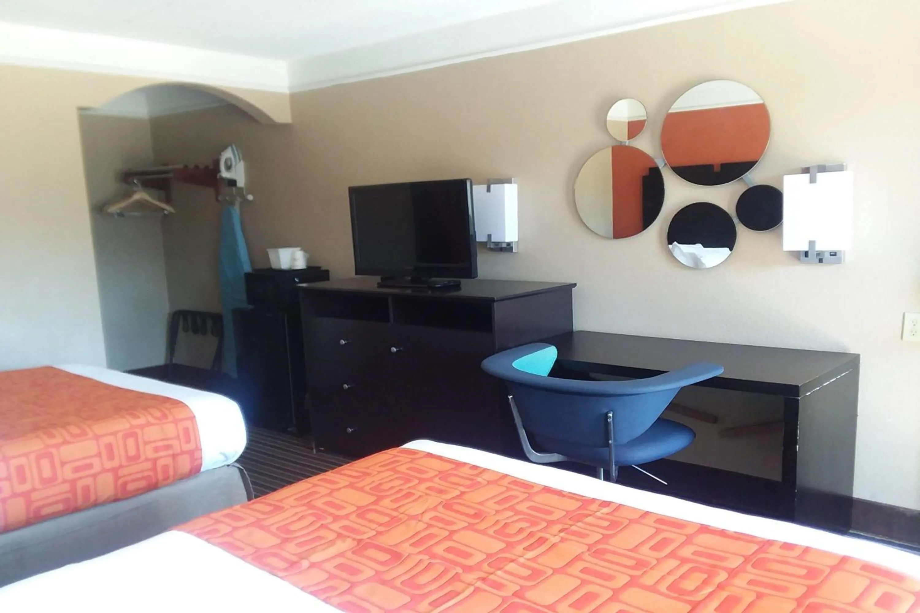 Double Room with Two Double Beds - Smoking in Howard Johnson by Wyndham Historic Lake Charles