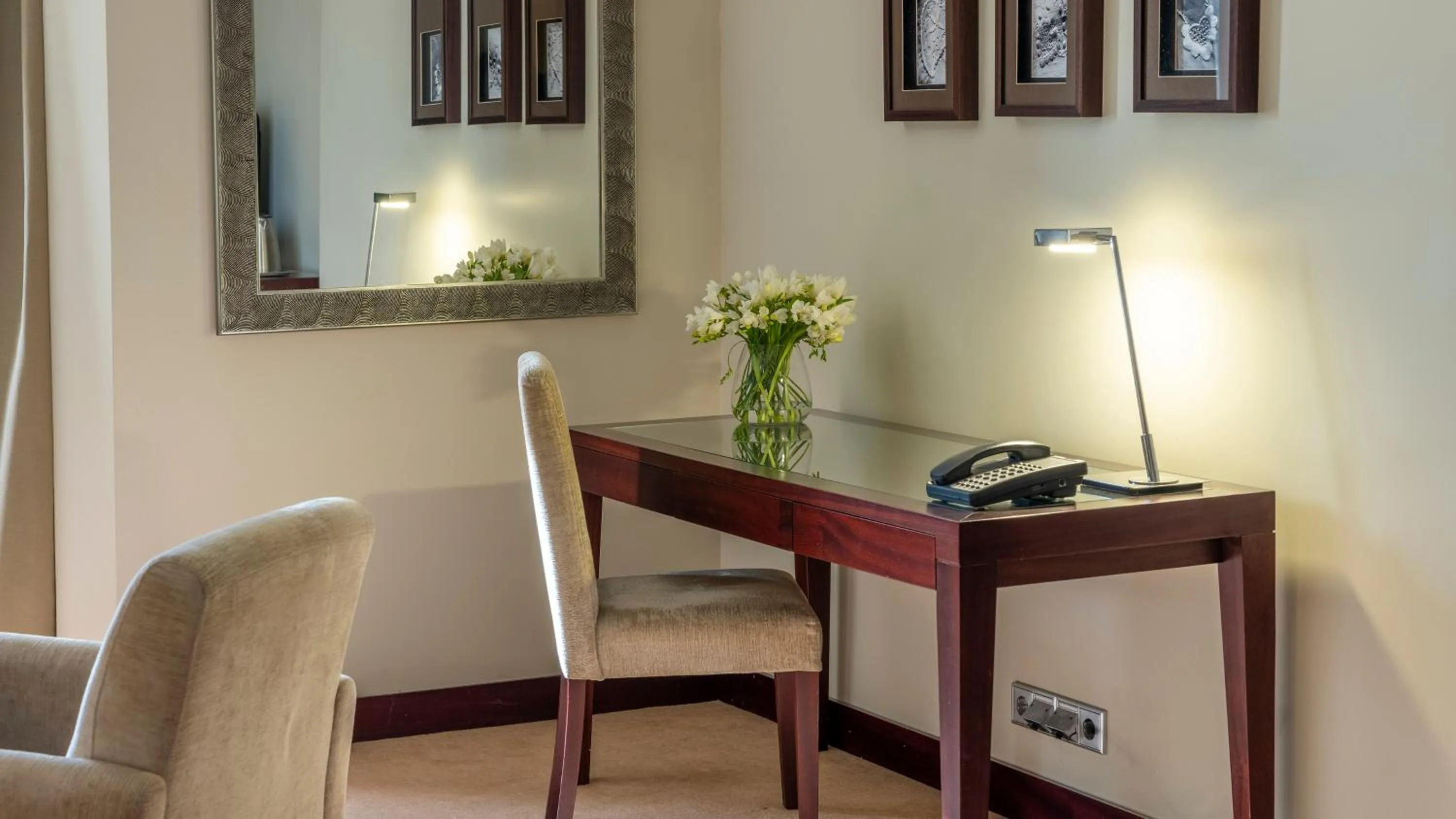 Junior King Suite - High Floor in Crowne Plaza Porto by IHG