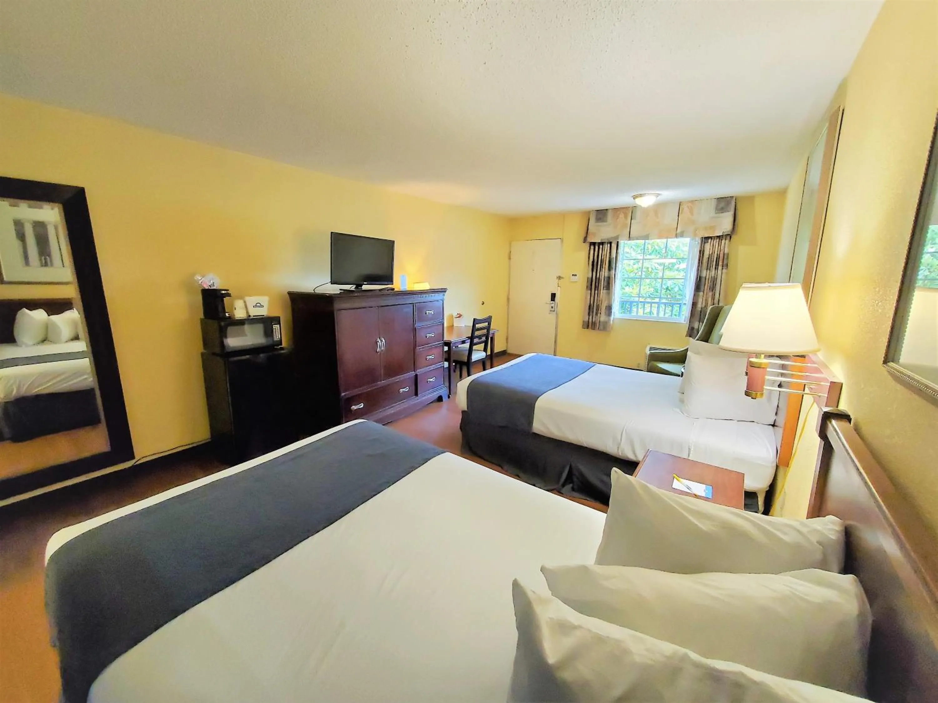 Double Room with Two Double Beds - Mobility Access/Non-Smoking in Days Inn by Wyndham Towson