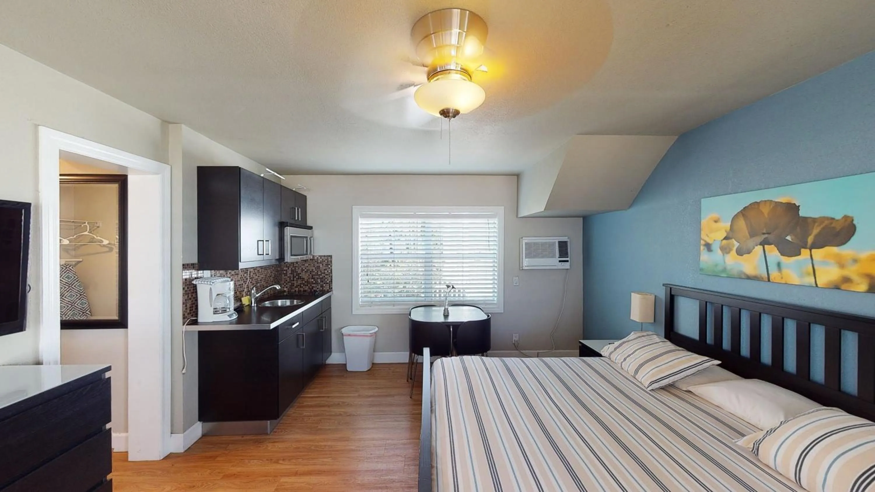 Deluxe Queen Studio in Sun Beach Inn