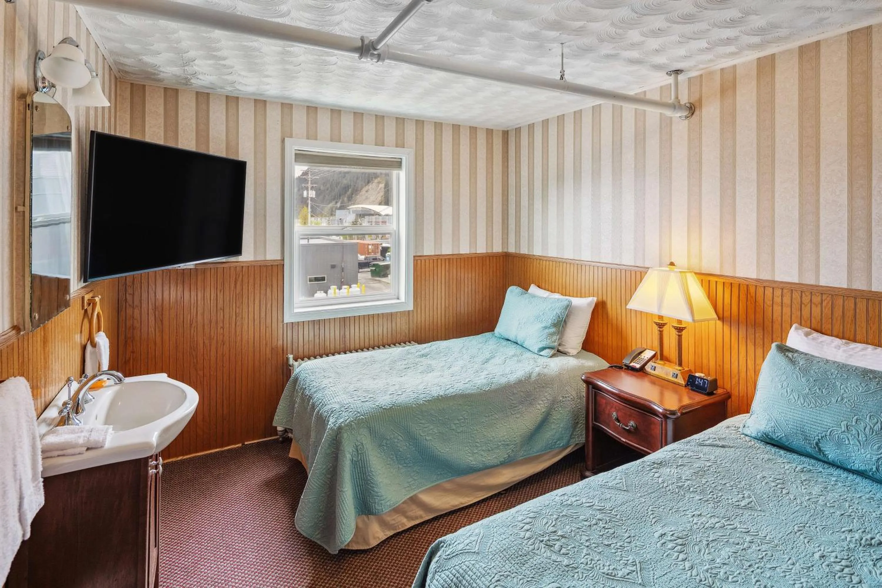 Historic Two Twin Beds with Shared Bathroom in Hotel Seward