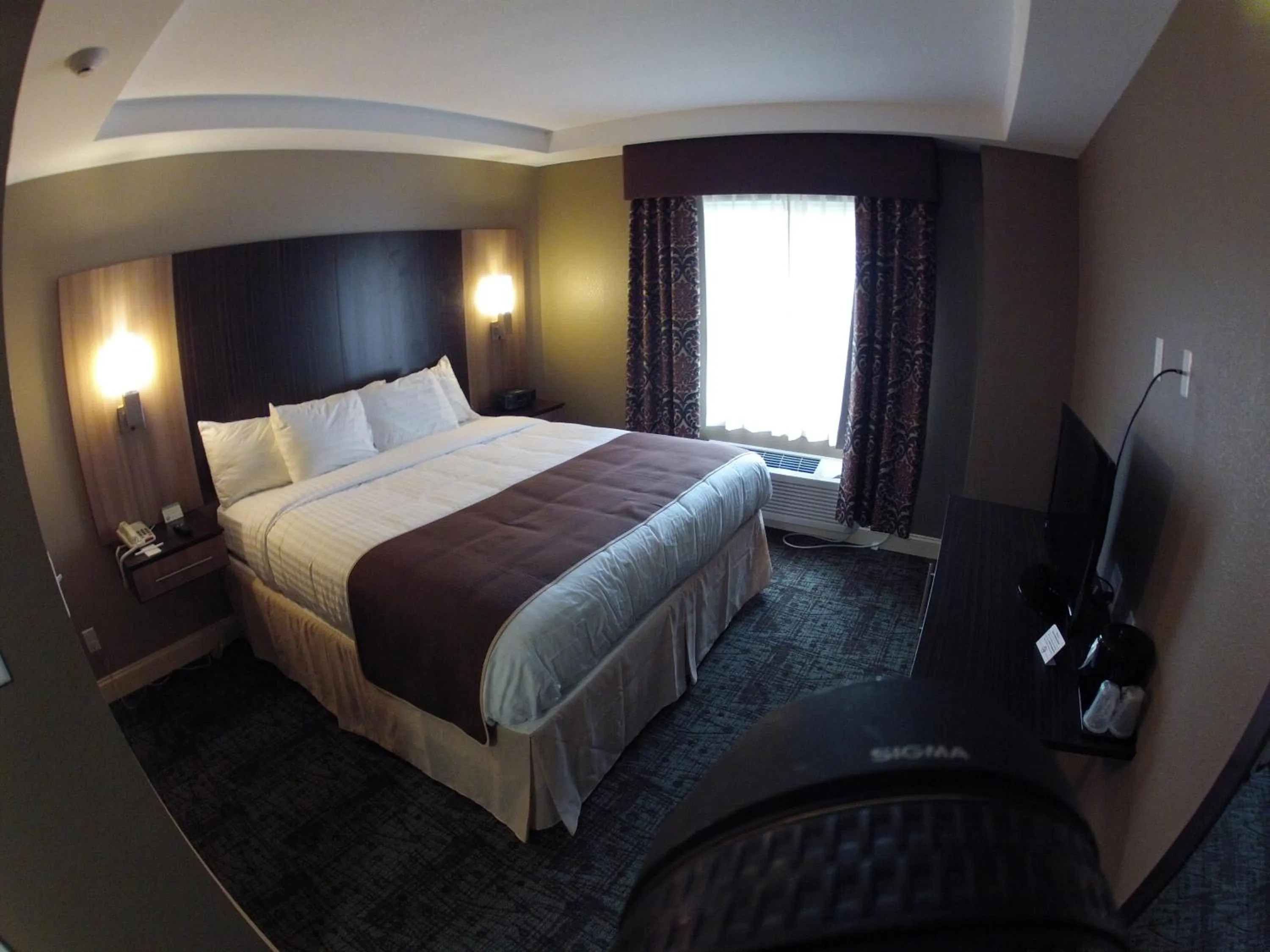 King Room in Aashram Hotel by Niagara River