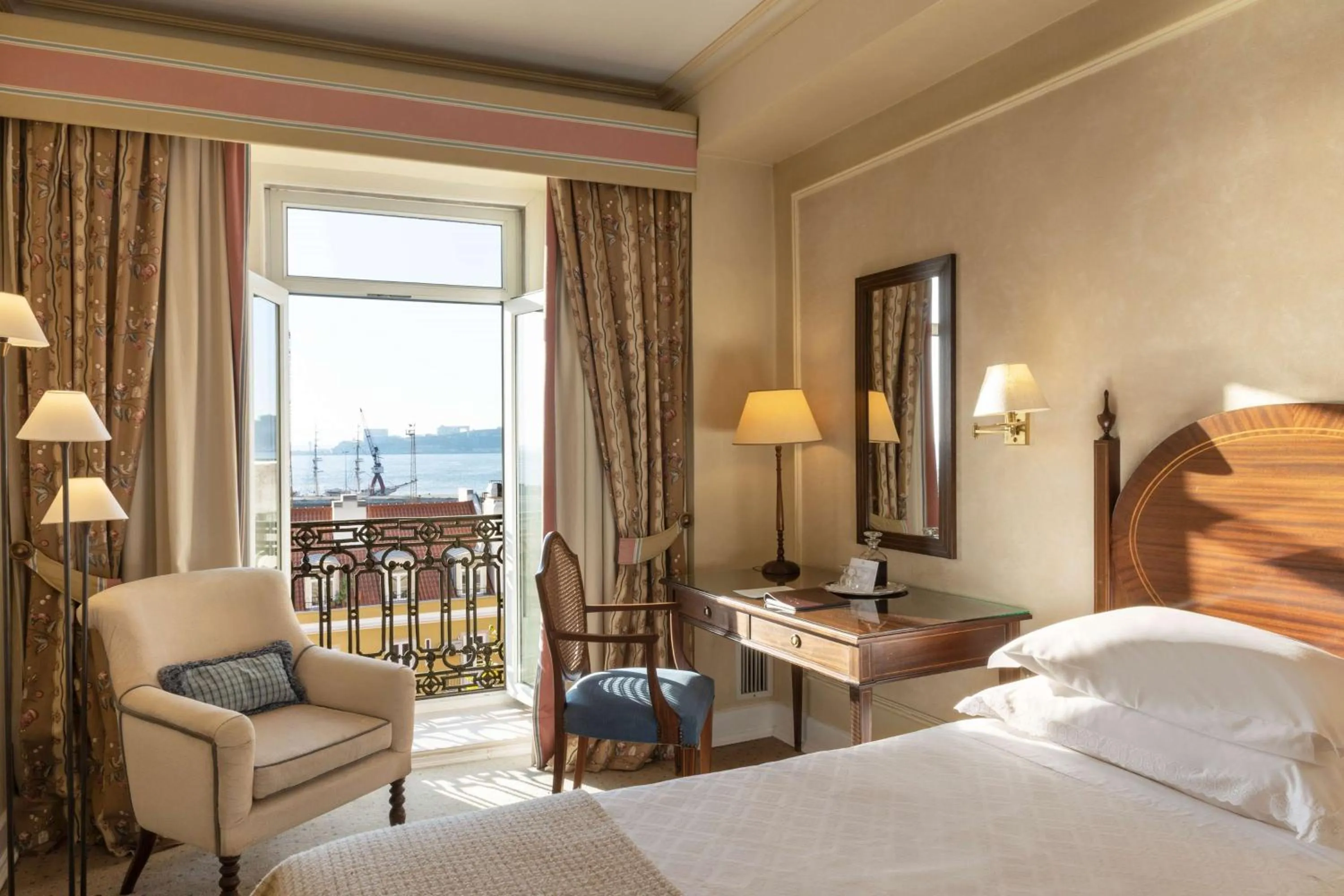 Deluxe Double or Twin Room with River View in As Janelas Verdes Inn - Lisbon Heritage Collection - Riverside