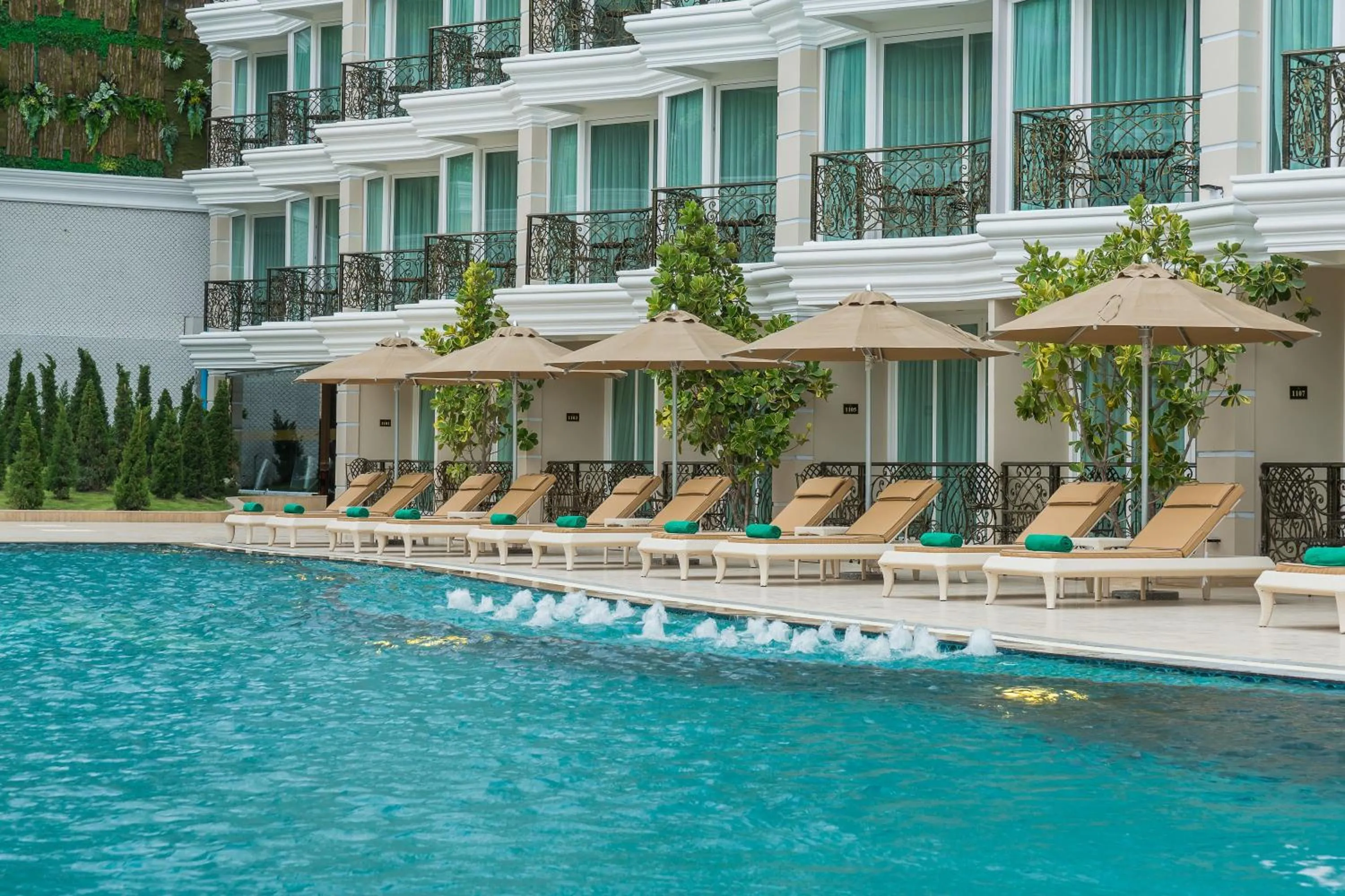 Deluxe Pool View - single occupancy in LK Emerald Beach - SHA Extra Plus