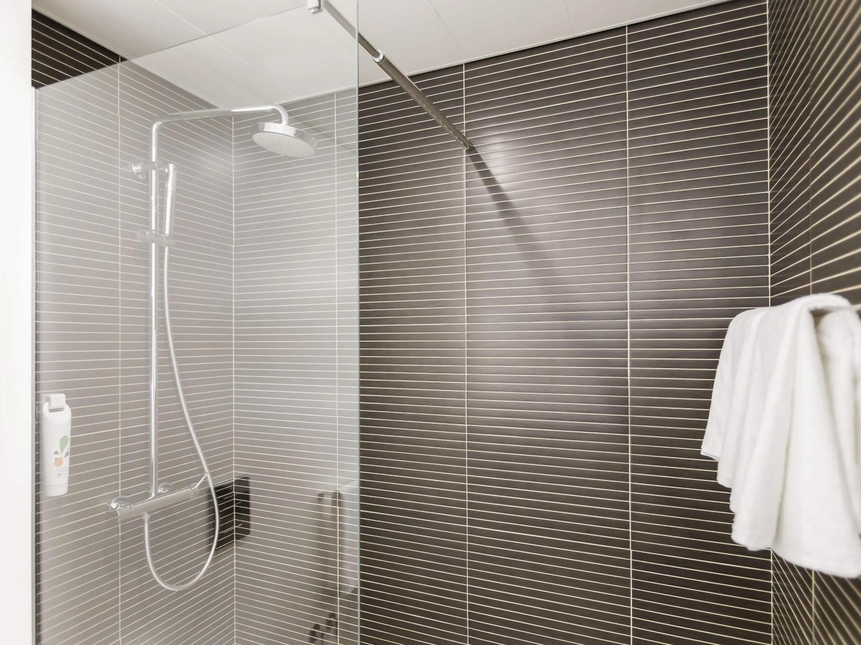 Superior Room with One Queen Bed and One Single Bed in Ibis Styles Lisboa Centro Marquês de Pombal