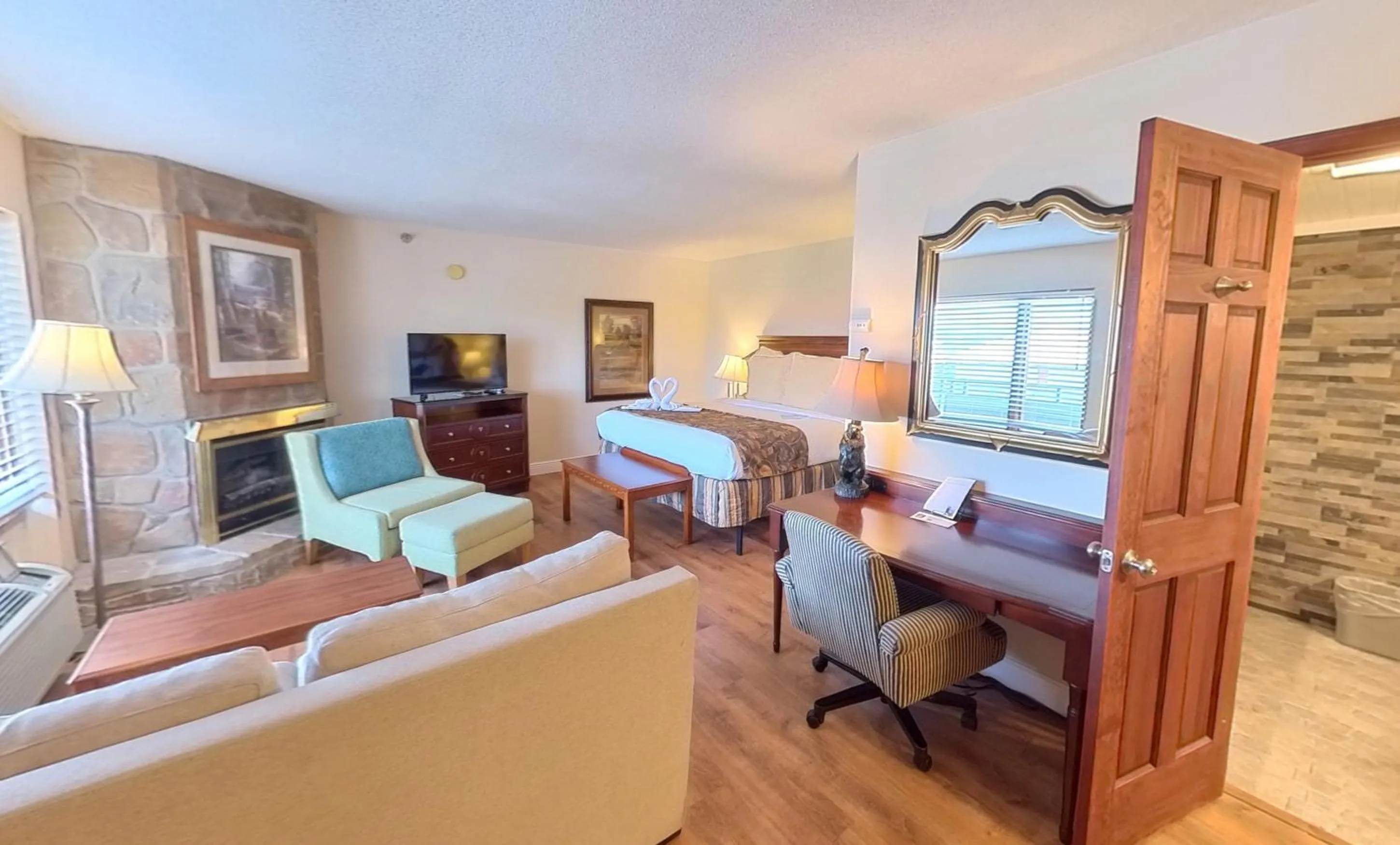 Superior Jr Suite Mountain View with King Bed, Twin Sofa Bed, Fireplace, Jacuzzi in Arbors at Island Landing Hotel & Suites