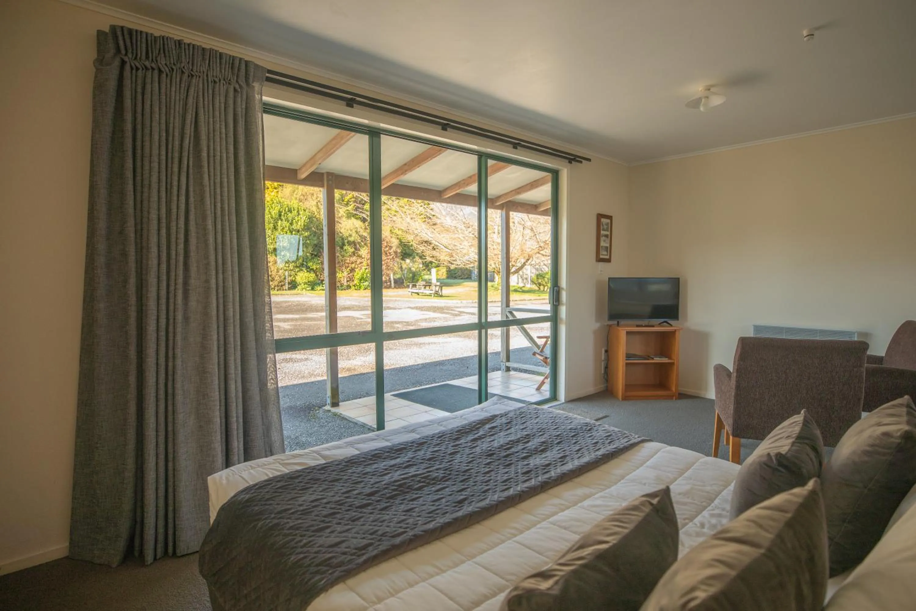 Queen Studio in Rainforest Motel