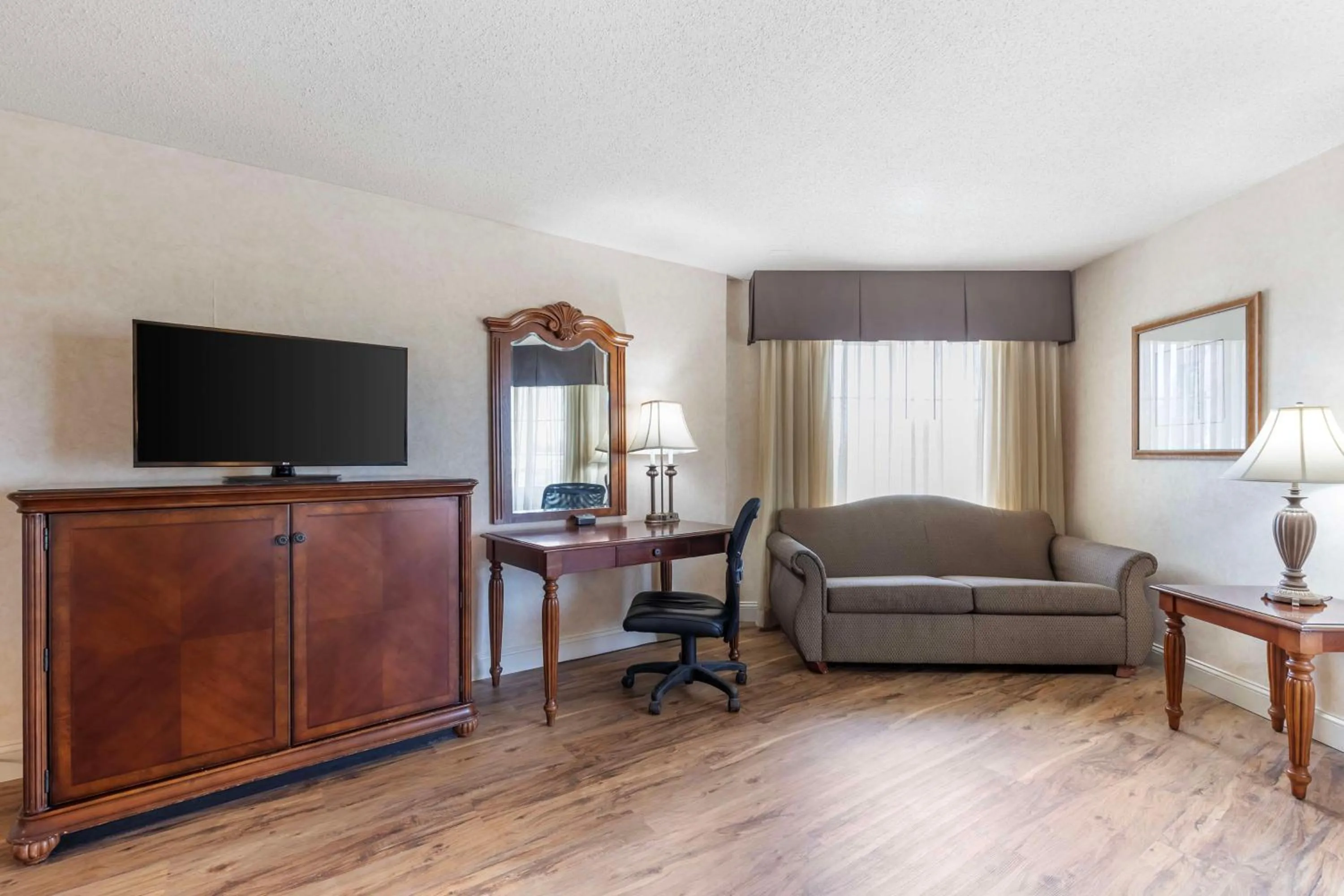 Deluxe Business King Suite with Spa Bath - Non-Smoking in Best Western Plus Steeplegate Inn