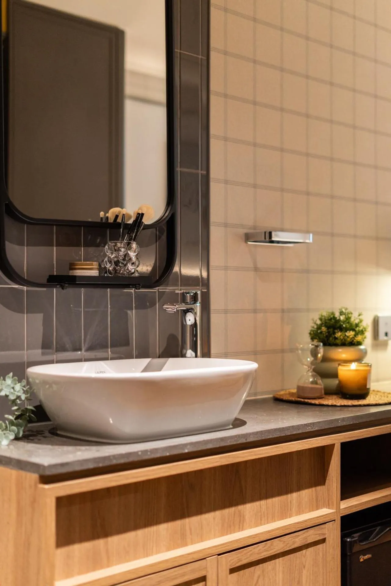 Superior Queen Room - Mid Floor  in Dash Living on Hollywood